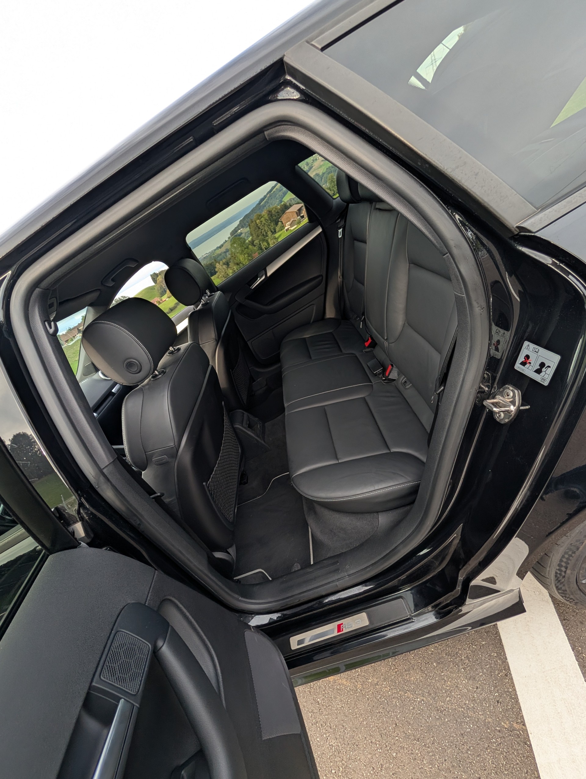 AUDI 2.5 T FSI quattro S-Tronic-image-4