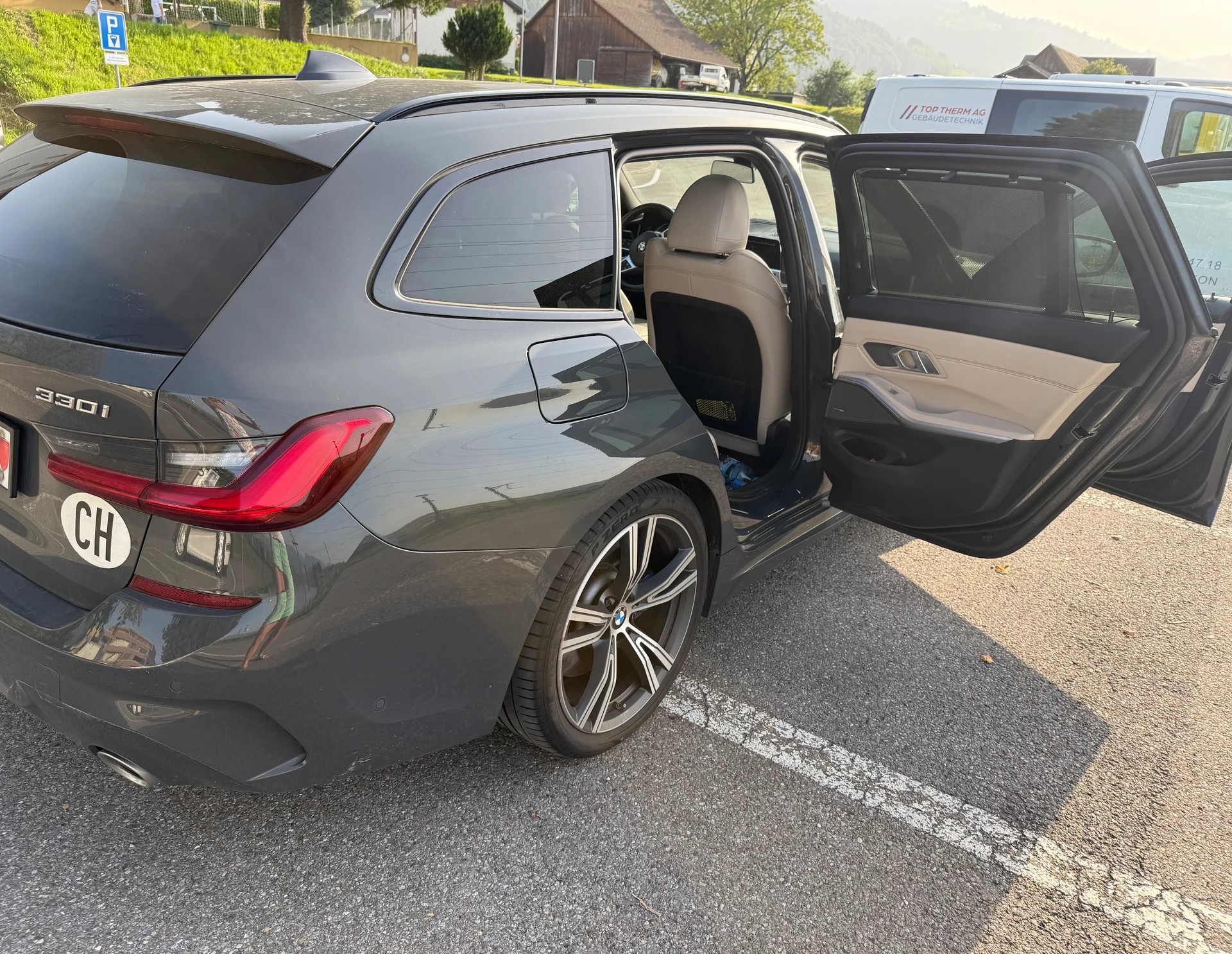 BMW 330i xDrive-image-2