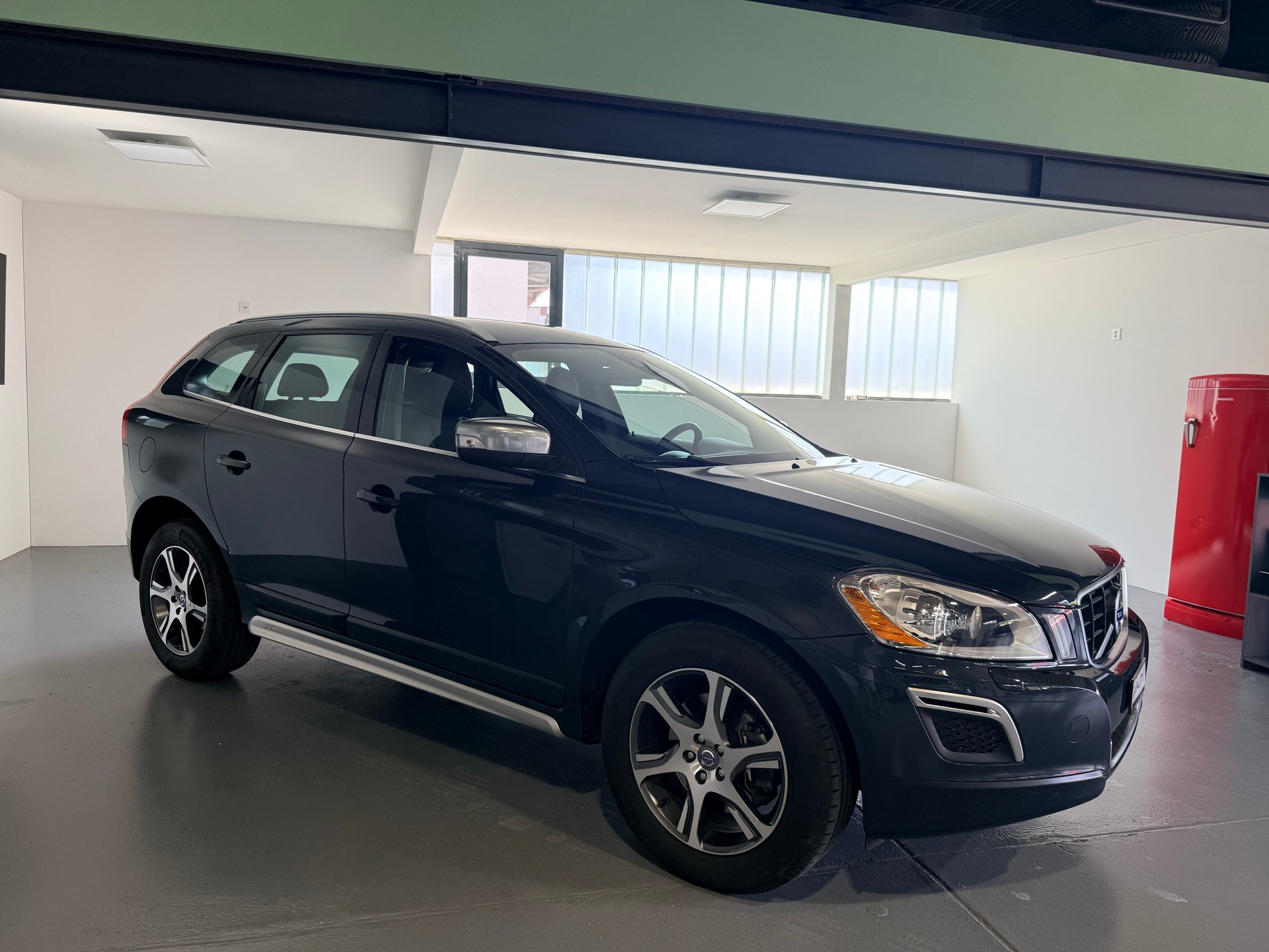 VOLVO XC60 D4 AWD R-Design Geartronic 232PS-image-1