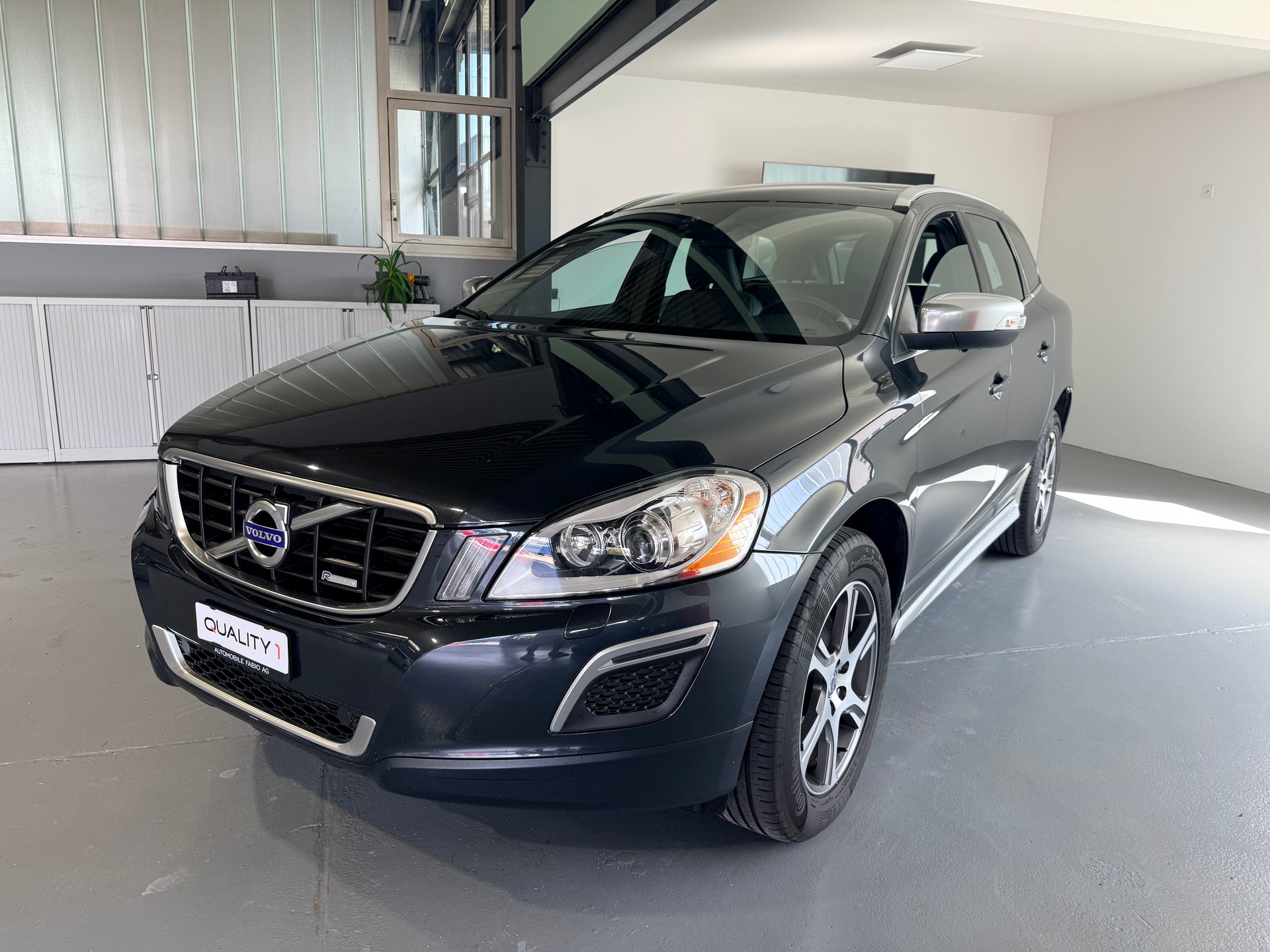 VOLVO XC60 D4 AWD R-Design Geartronic 232PS-image-2