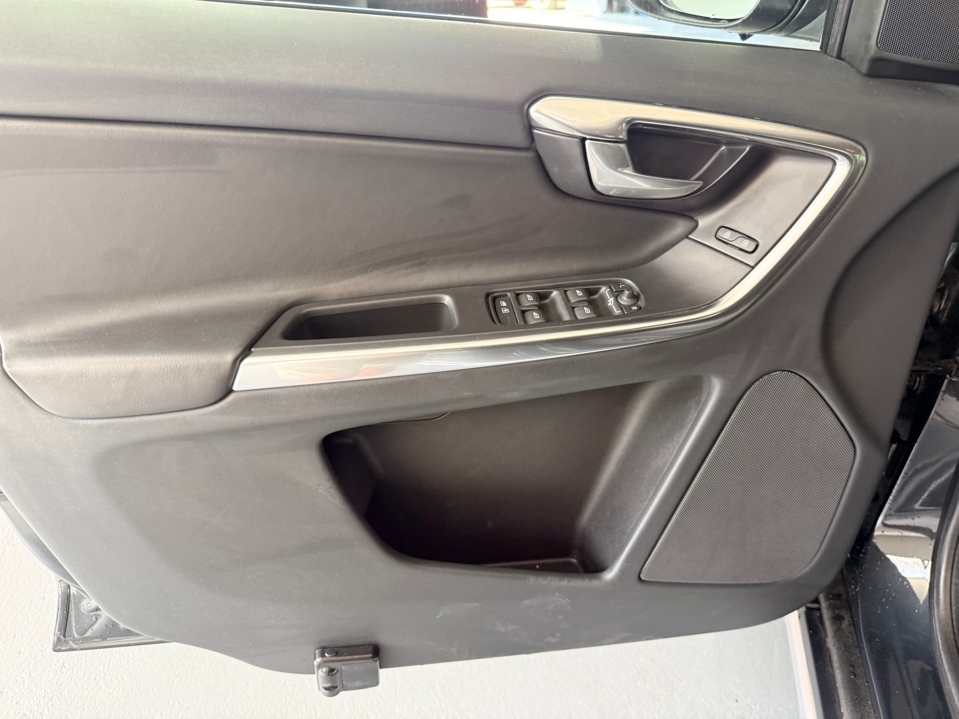 VOLVO XC60 D4 AWD R-Design Geartronic 232PS-image-9