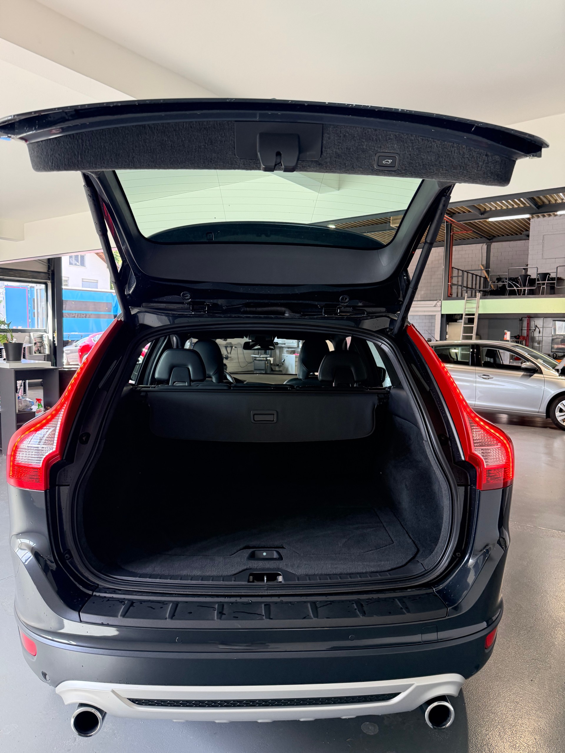 VOLVO XC60 D4 AWD R-Design Geartronic 232PS-image-5