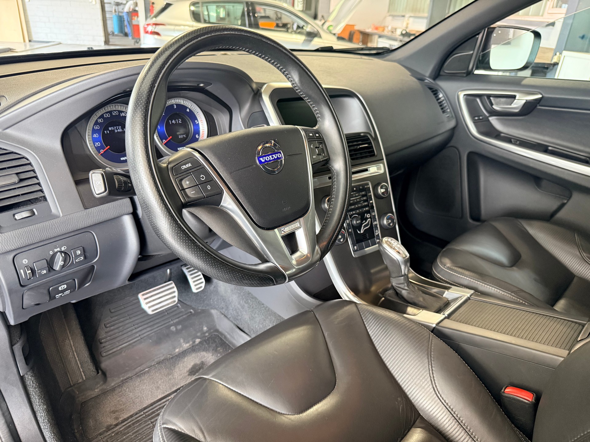 VOLVO XC60 D4 AWD R-Design Geartronic 232PS-image-8