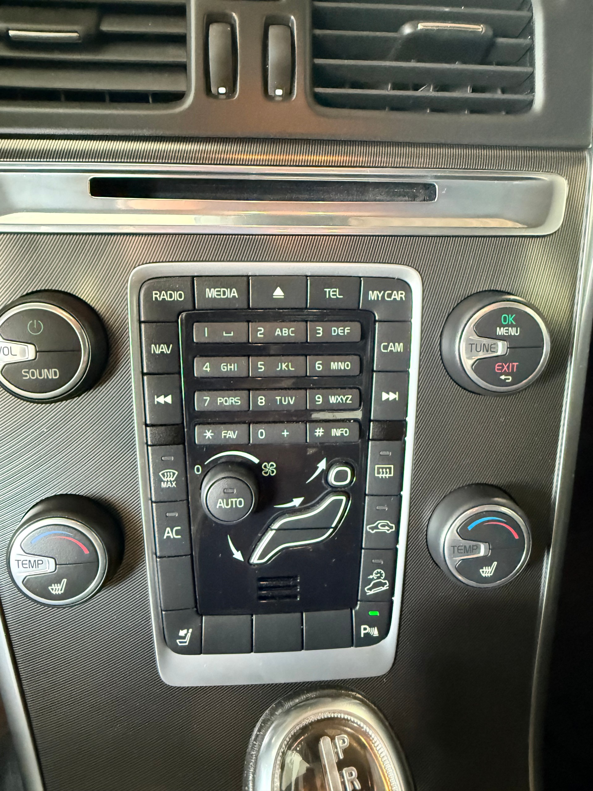 VOLVO XC60 D4 AWD R-Design Geartronic 232PS-image-13