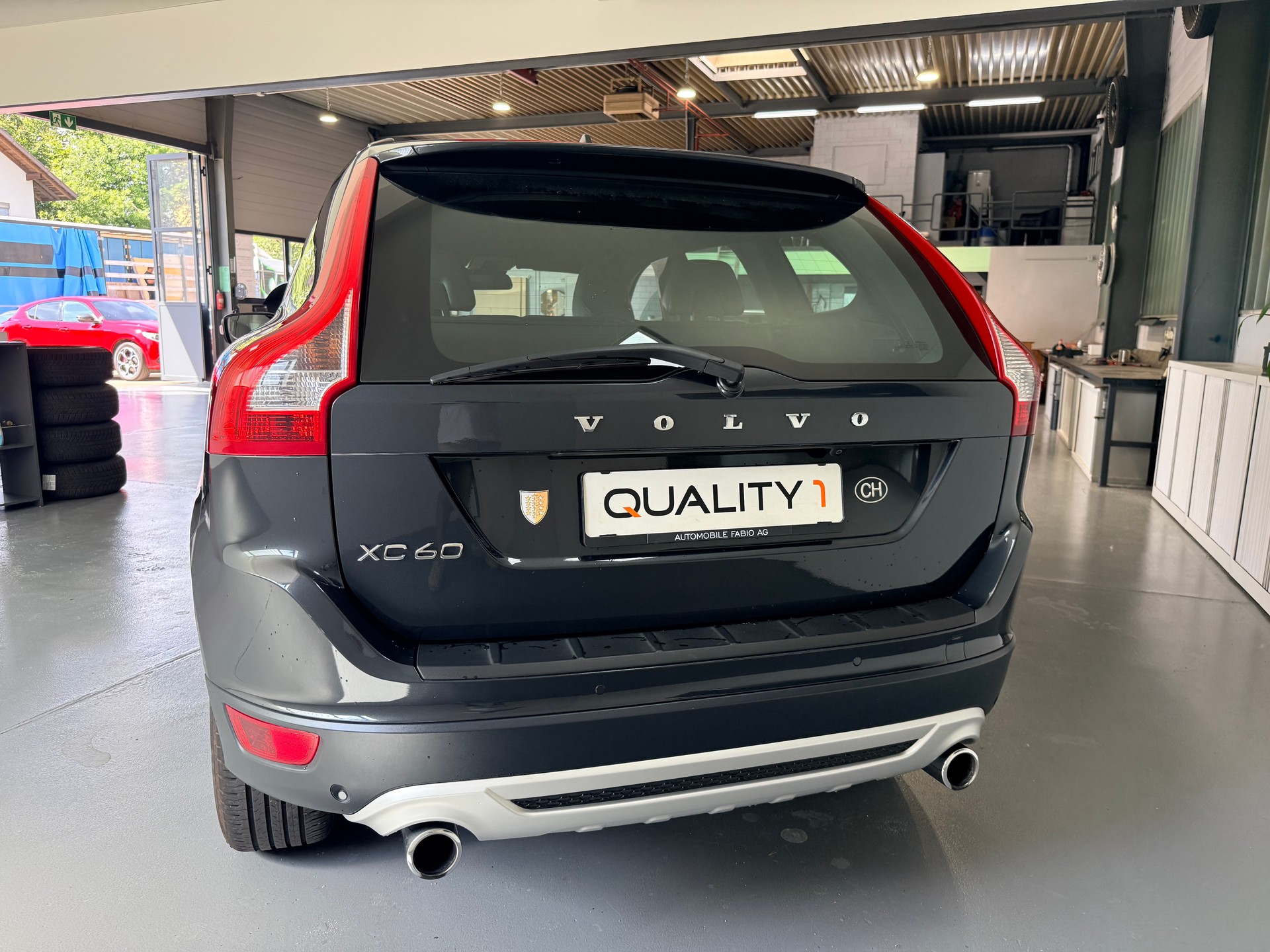 VOLVO XC60 D4 AWD R-Design Geartronic 232PS-image-4