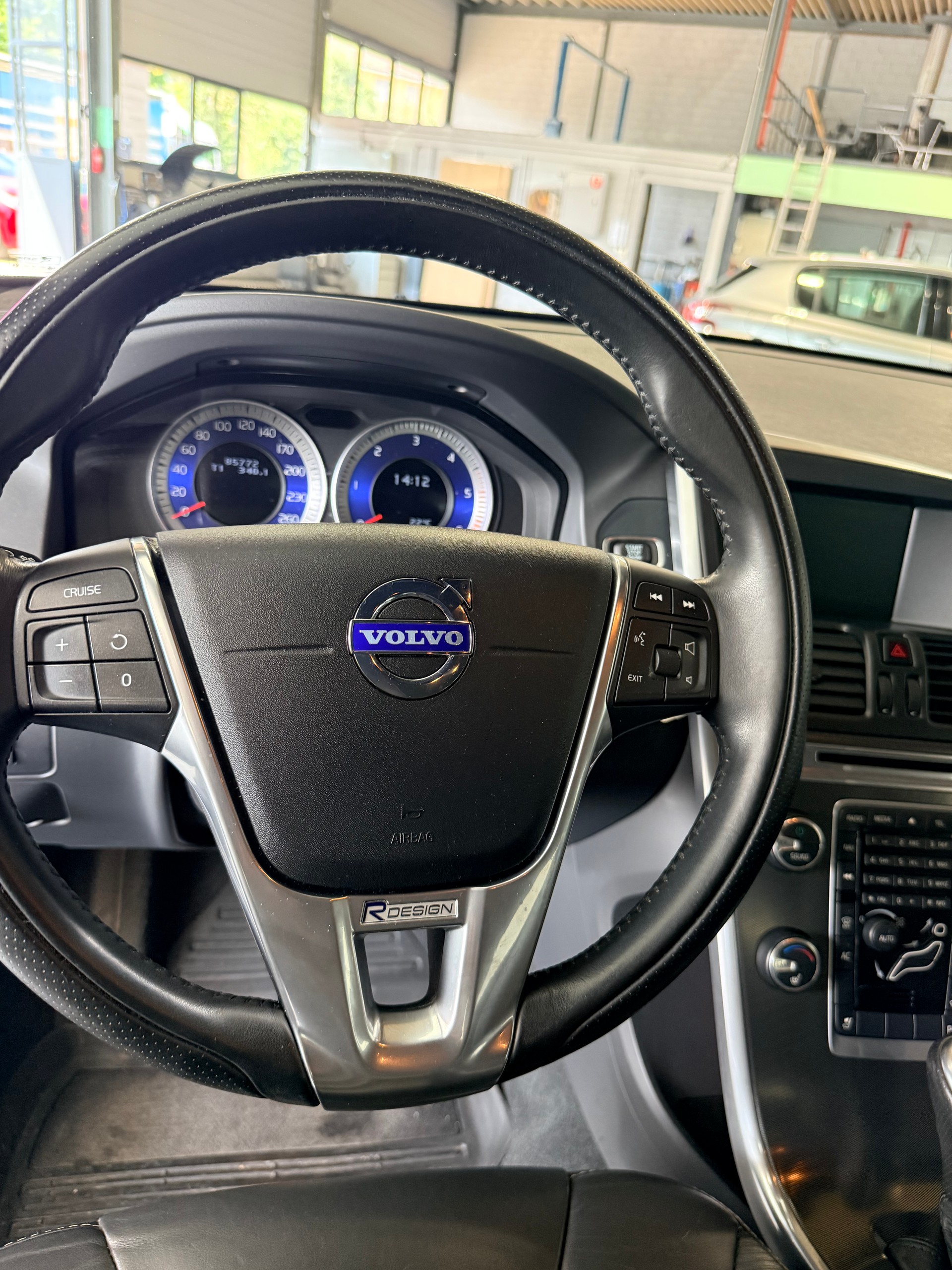 VOLVO XC60 D4 AWD R-Design Geartronic 232PS-image-10