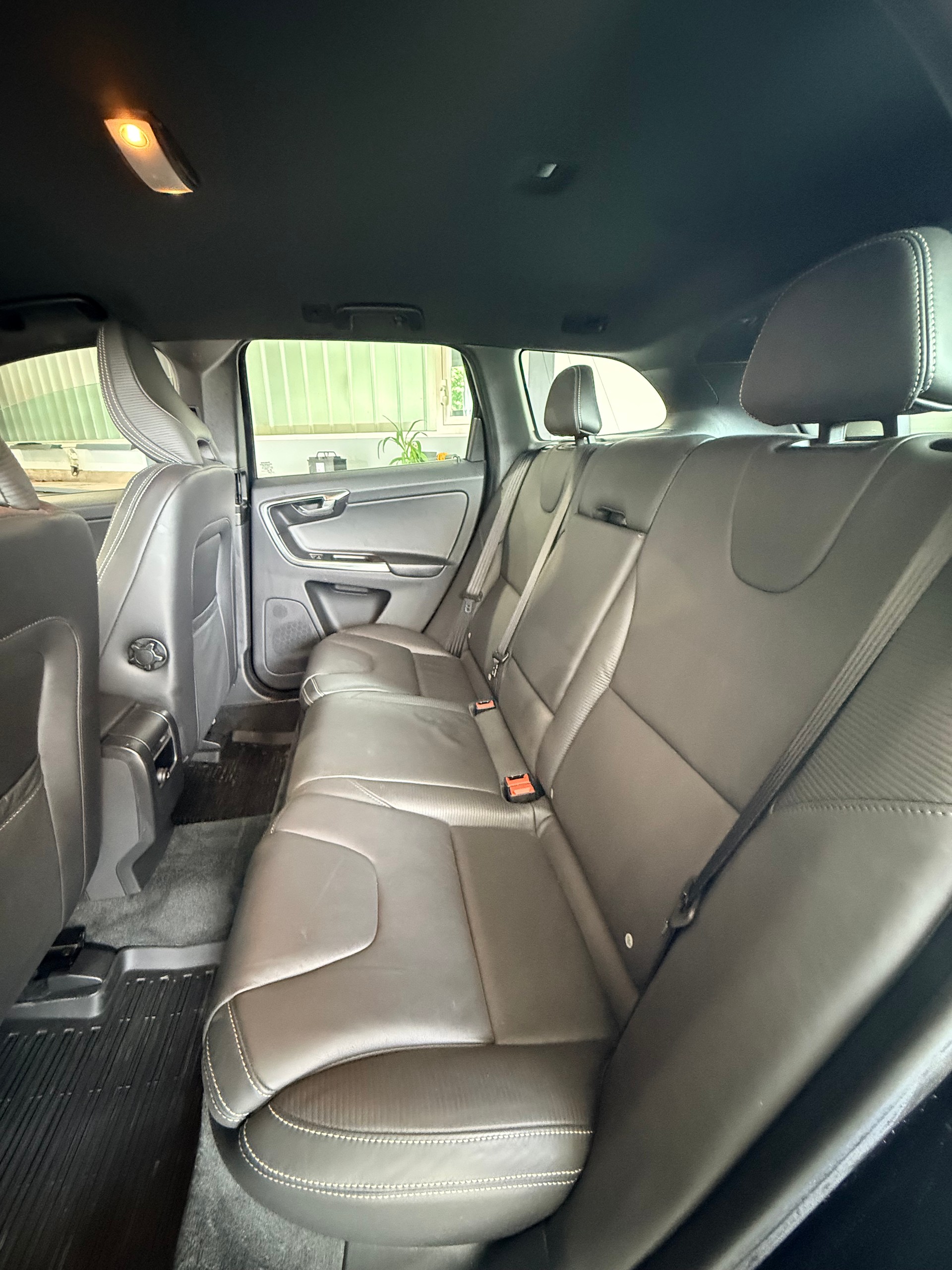 VOLVO XC60 D4 AWD R-Design Geartronic 232PS-image-7