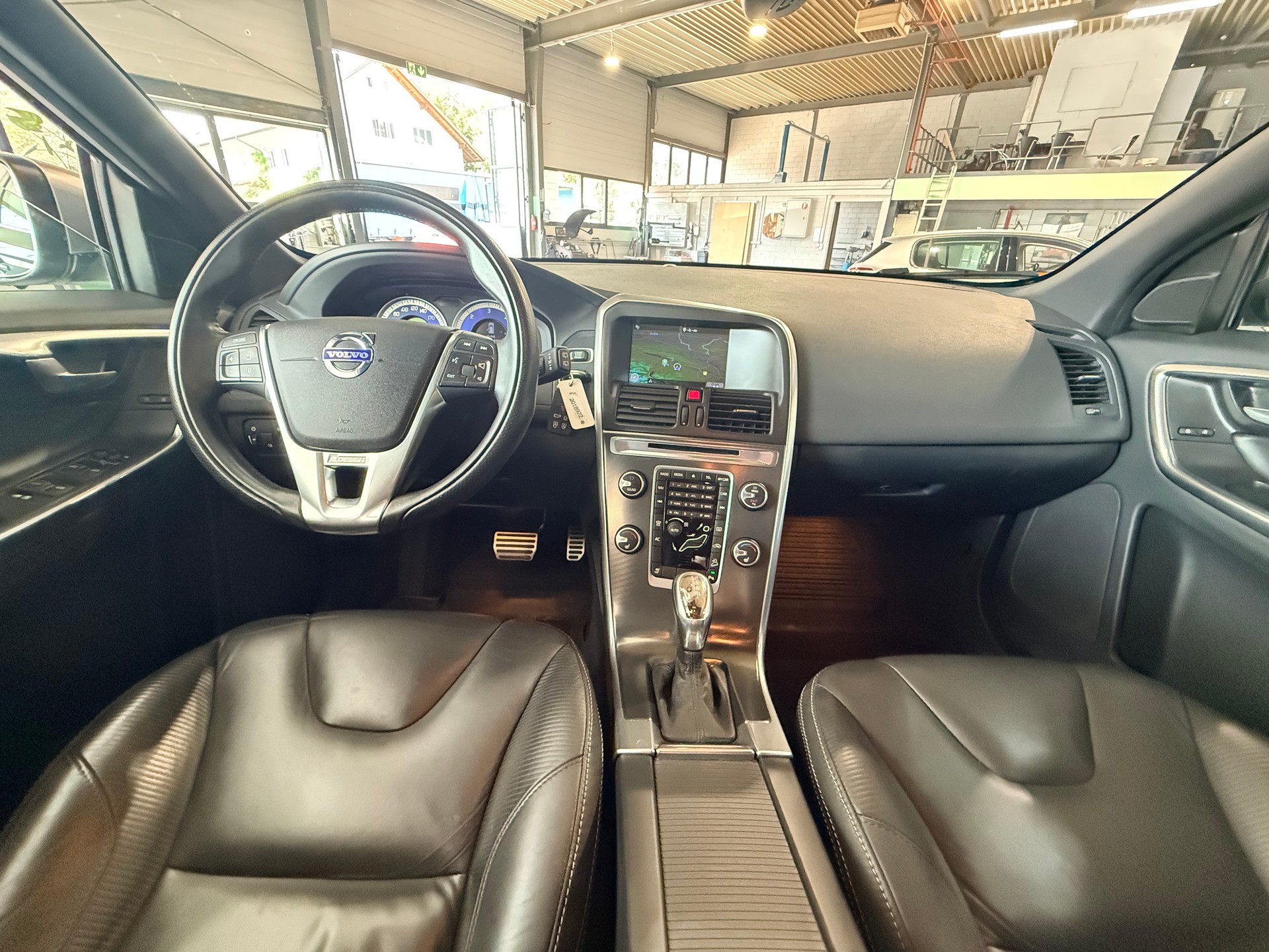VOLVO XC60 D4 AWD R-Design Geartronic 232PS-image-11