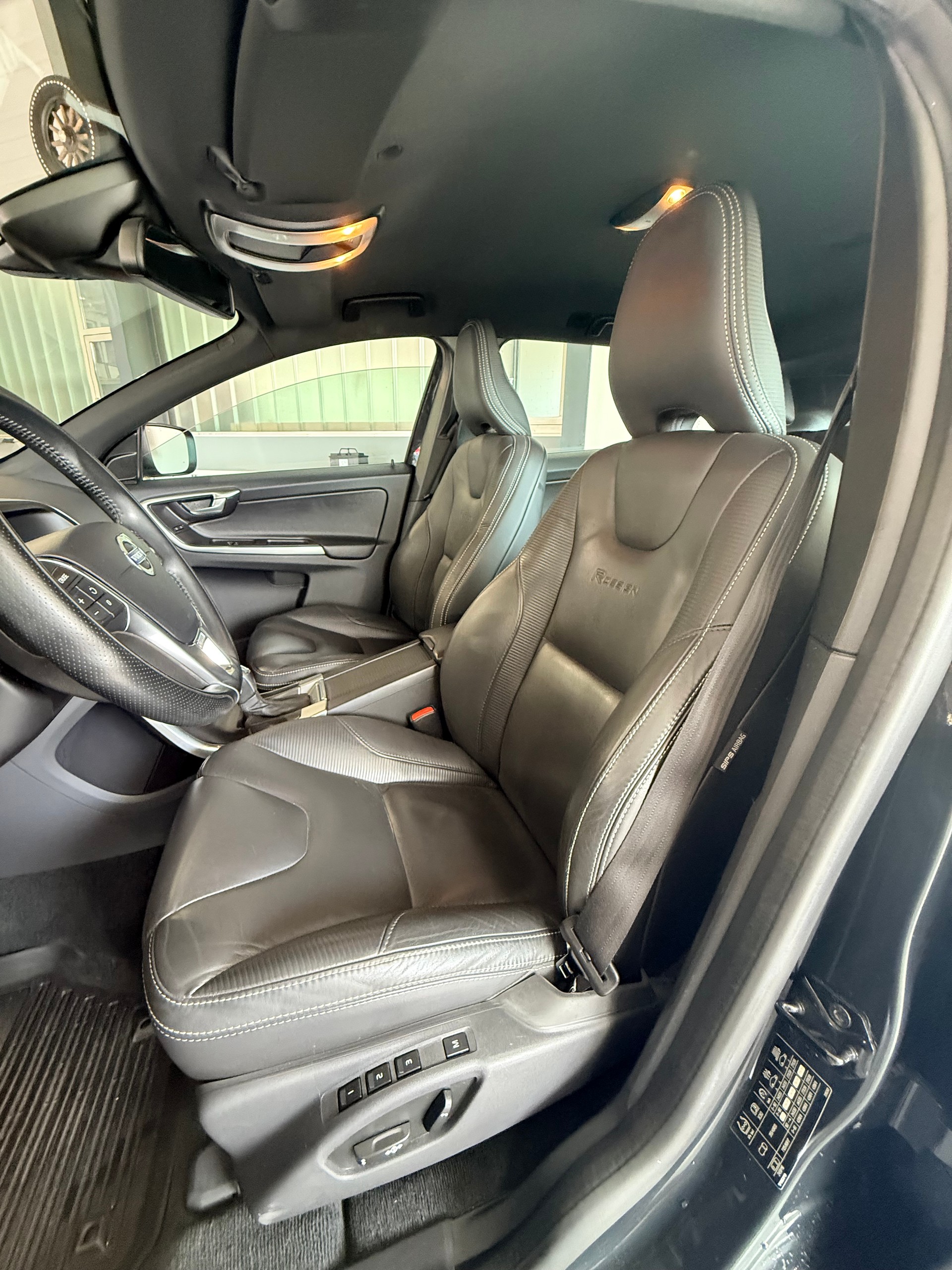 VOLVO XC60 D4 AWD R-Design Geartronic 232PS-image-6