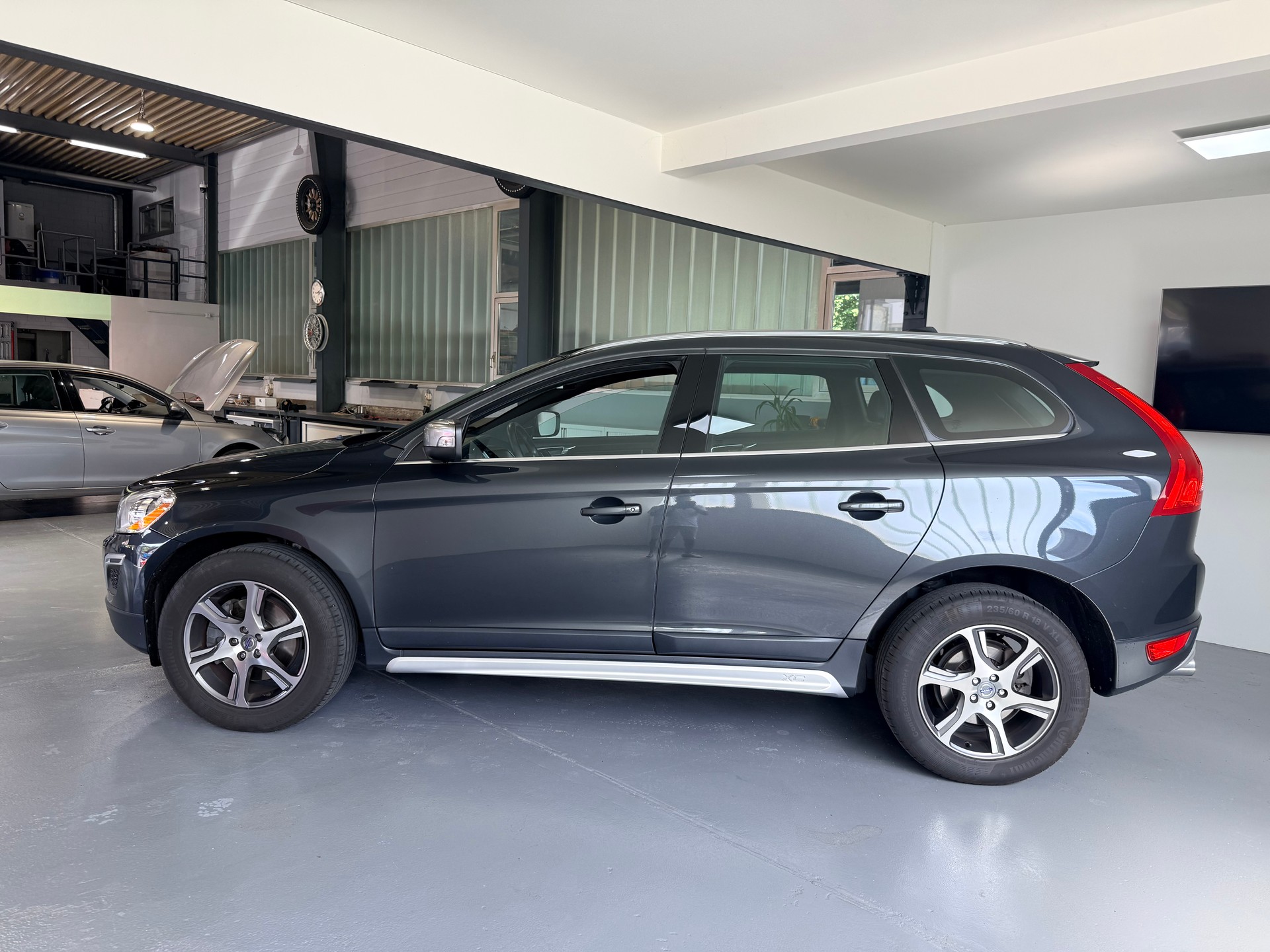 VOLVO XC60 D4 AWD R-Design Geartronic 232PS-image-3