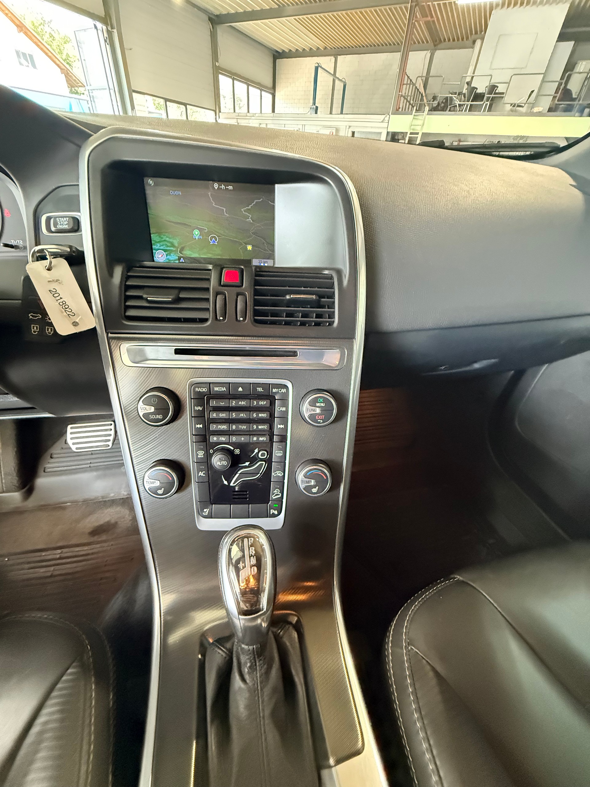 VOLVO XC60 D4 AWD R-Design Geartronic 232PS-image-12