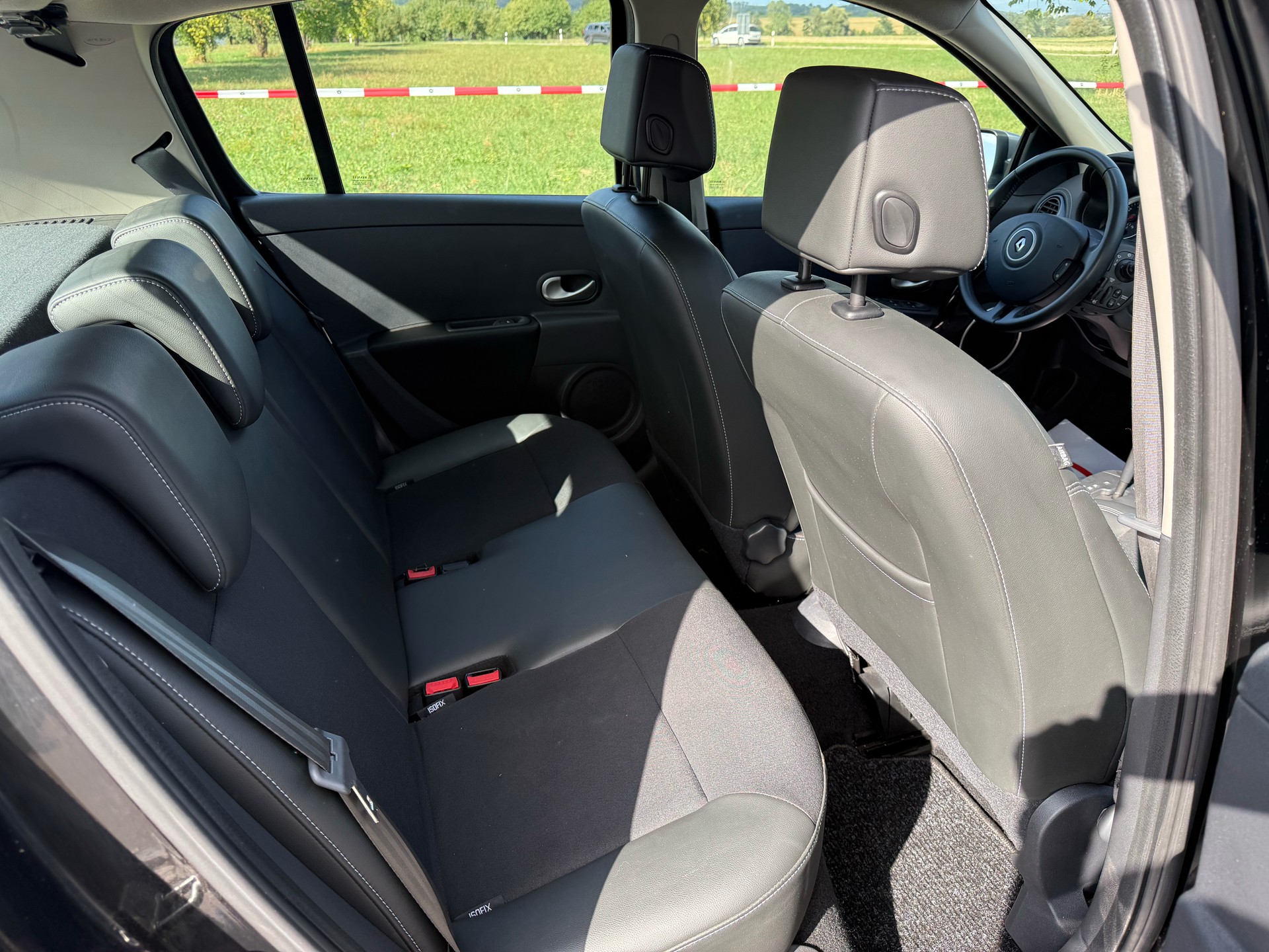 RENAULT Clio 1.6 16V Night&Day Automatic-image-6