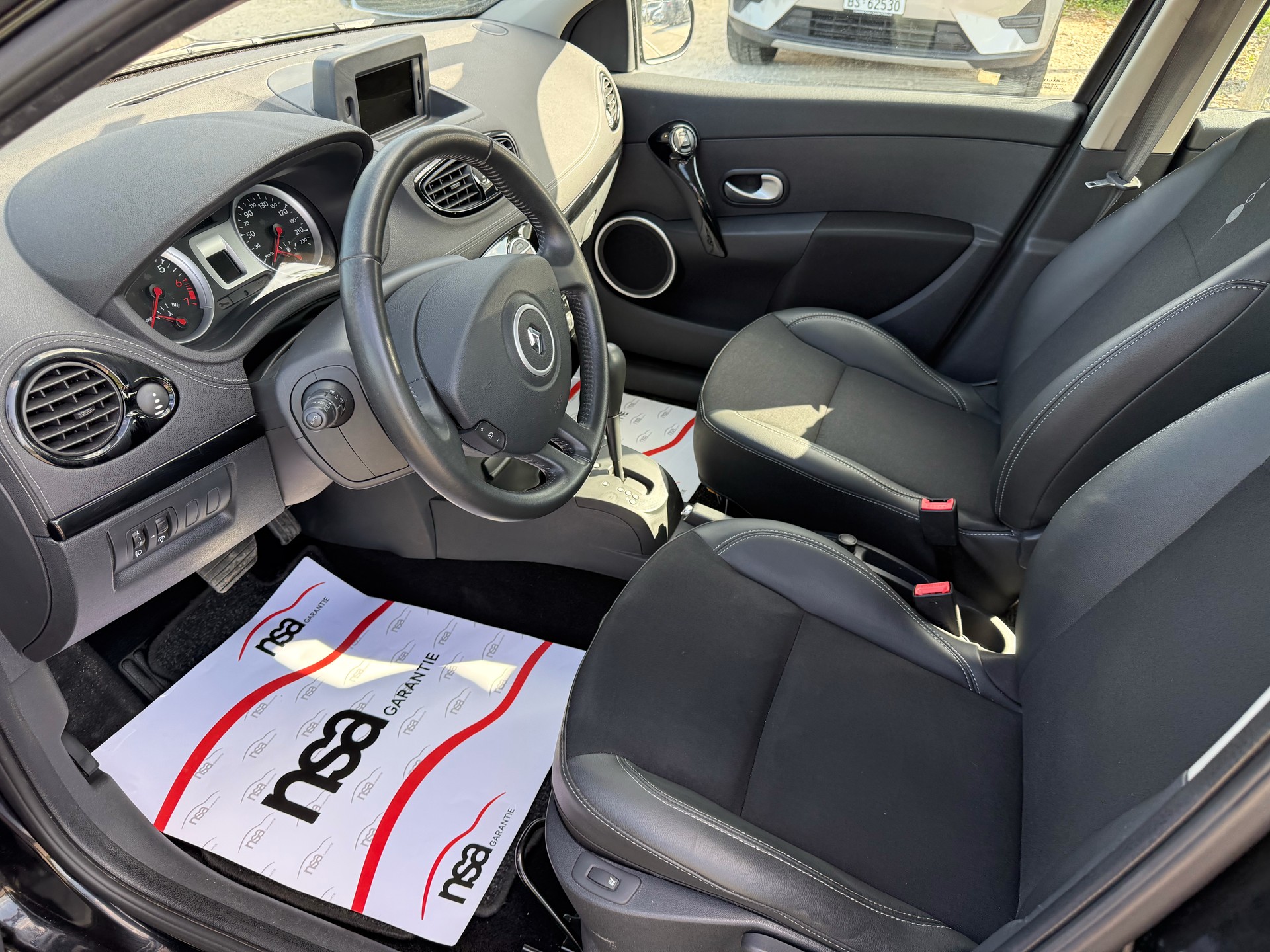 RENAULT Clio 1.6 16V Night&Day Automatic-image-9