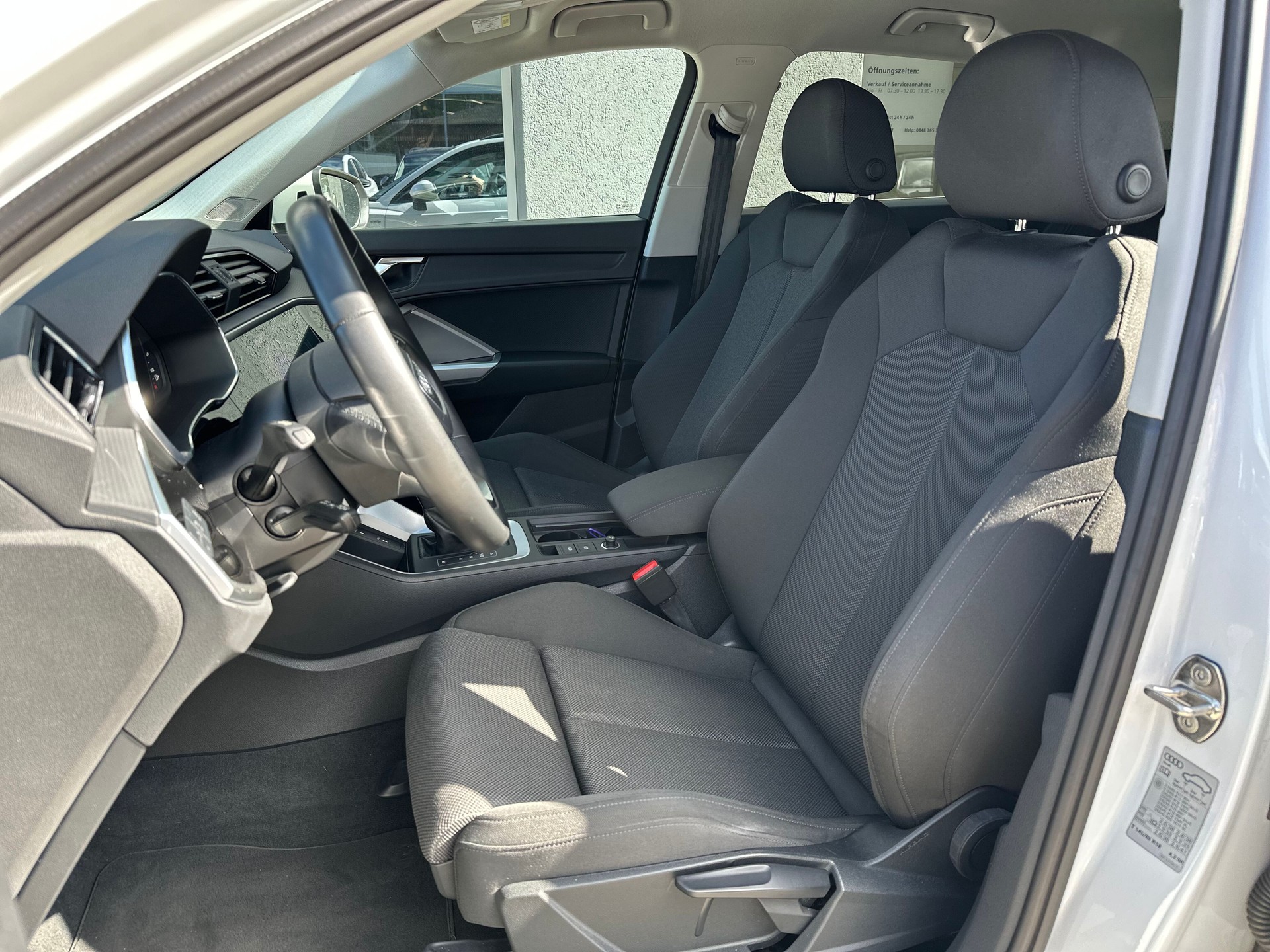 AUDI Q3 35 TDI S line quattro S-tronic-image-4