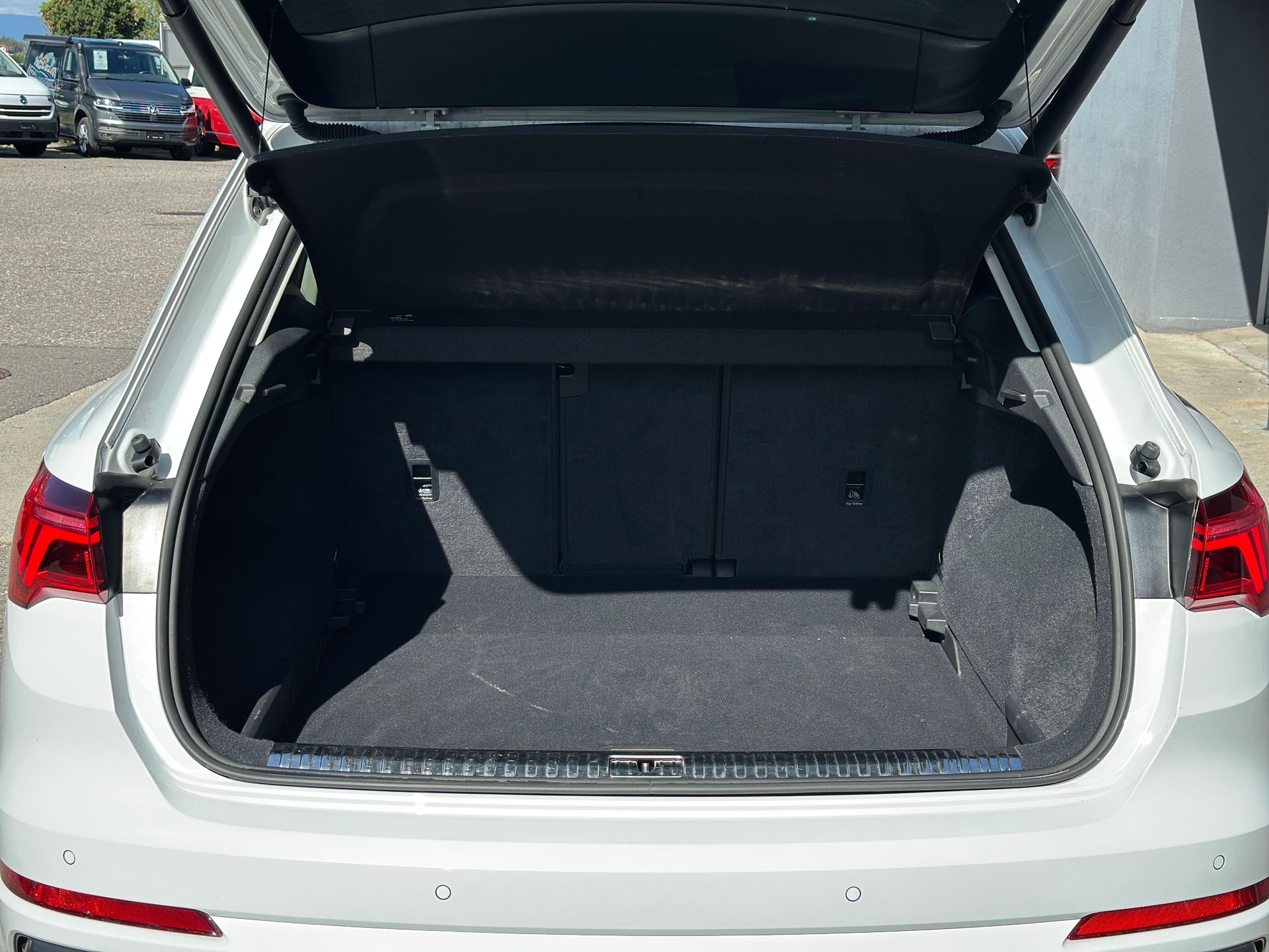 AUDI Q3 35 TDI S line quattro S-tronic-image-8