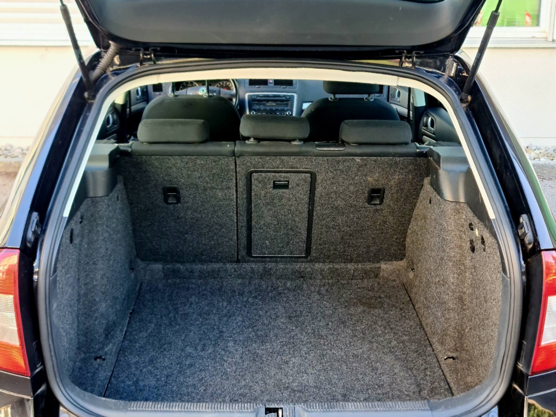 SKODA Octavia Combi 1.8 TSI Elegance-image-10