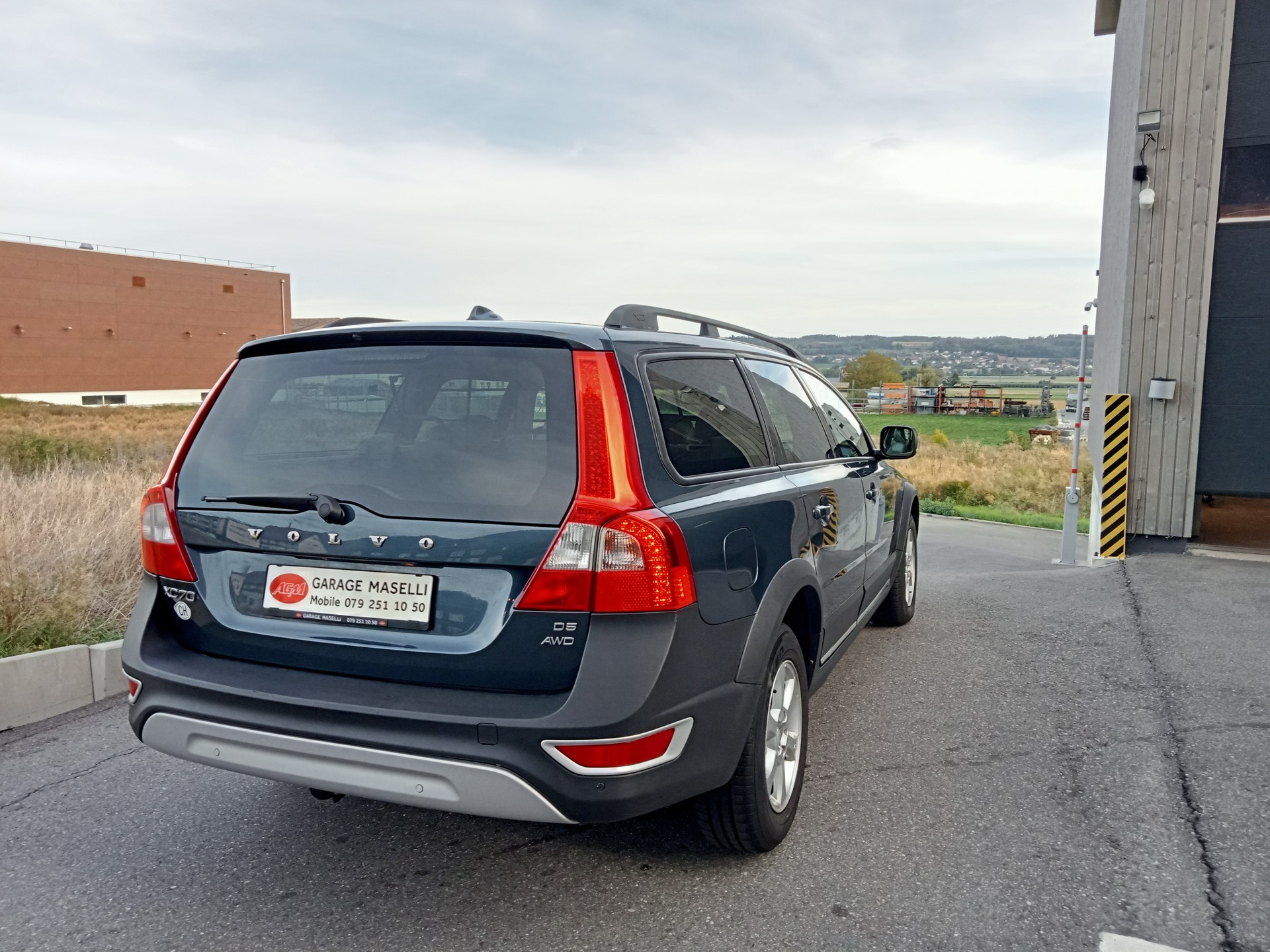 VOLVO XC70 D5 AWD Kinetic-image-4