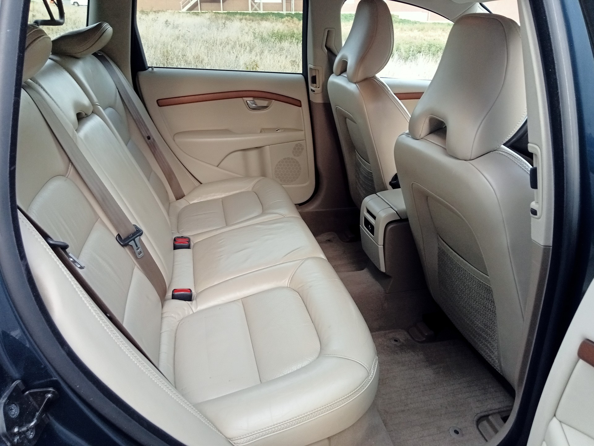 VOLVO XC70 D5 AWD Kinetic-image-11