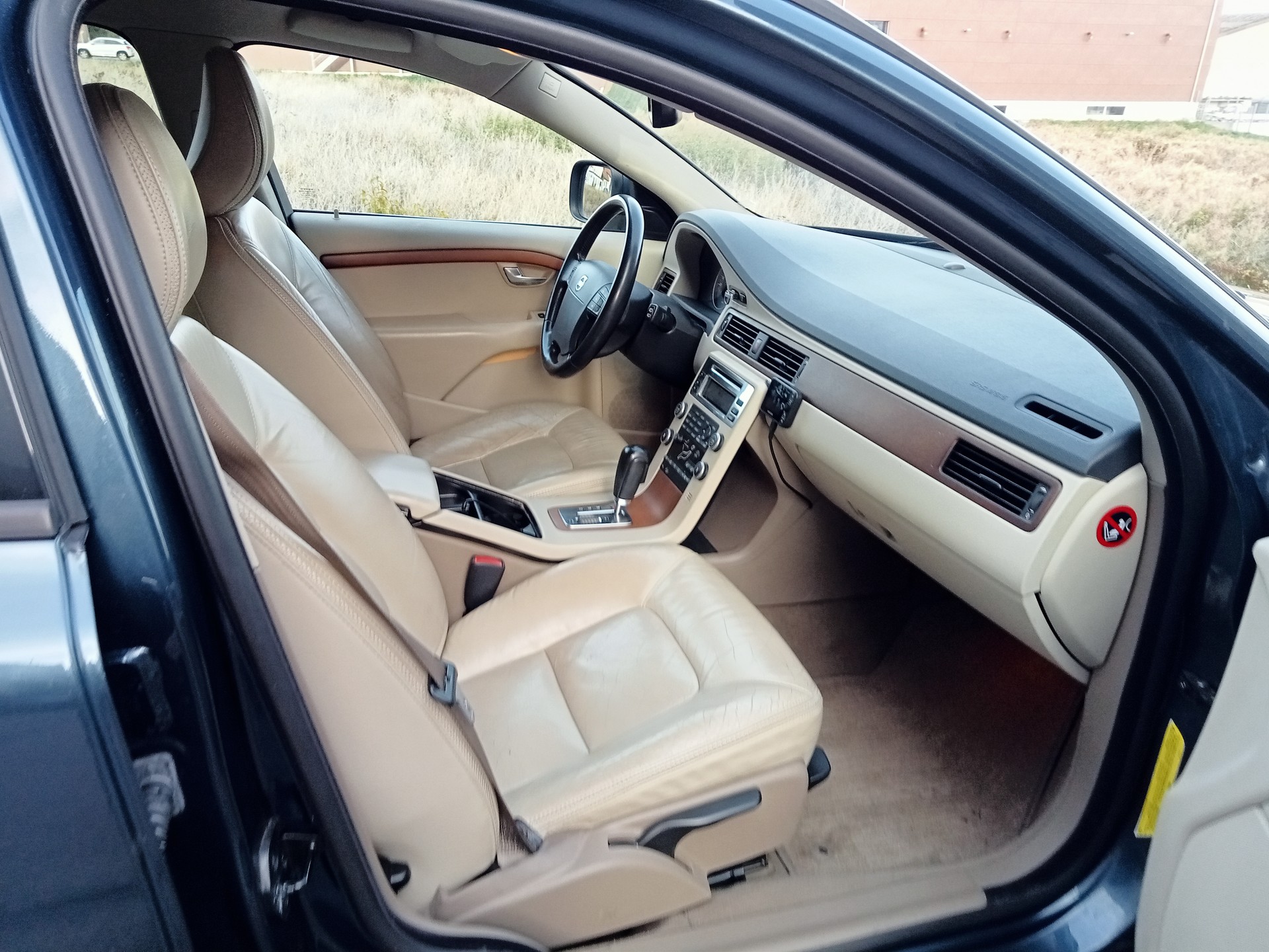 VOLVO XC70 D5 AWD Kinetic-image-9