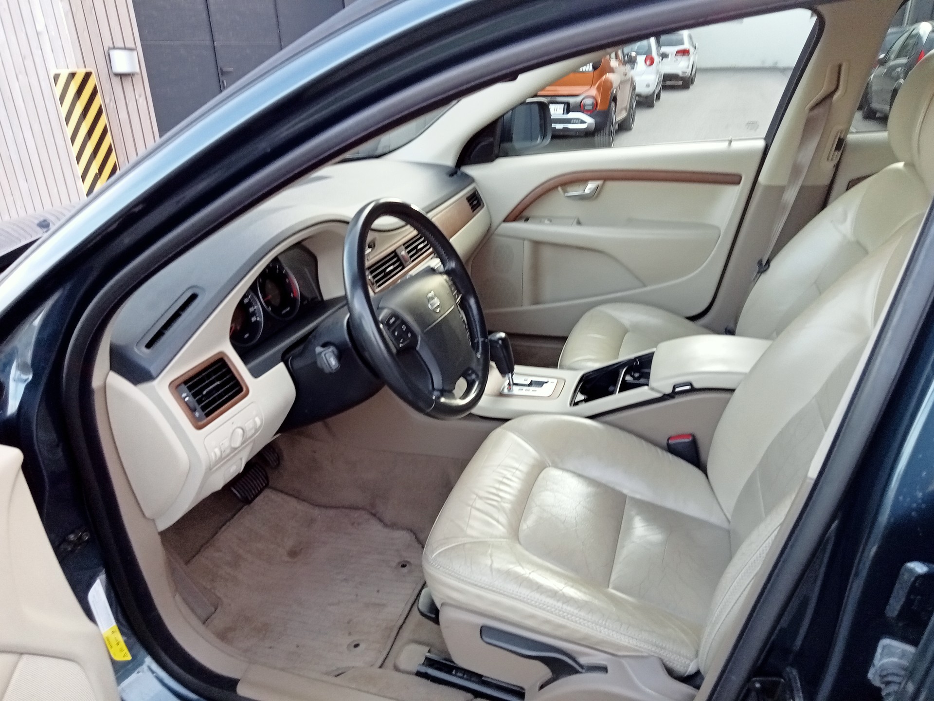 VOLVO XC70 D5 AWD Kinetic-image-8