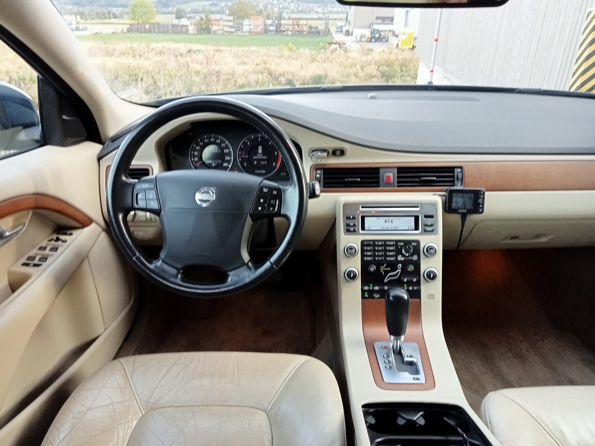 VOLVO XC70 D5 AWD Kinetic-image-7