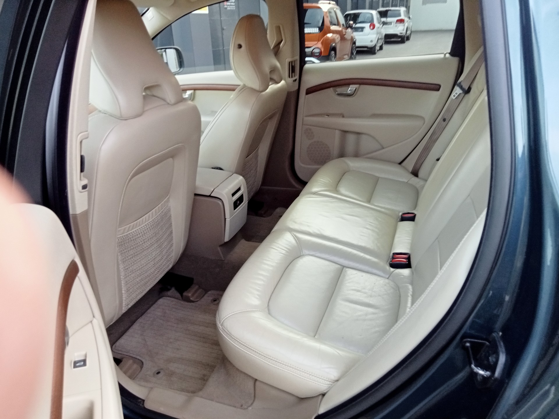 VOLVO XC70 D5 AWD Kinetic-image-10
