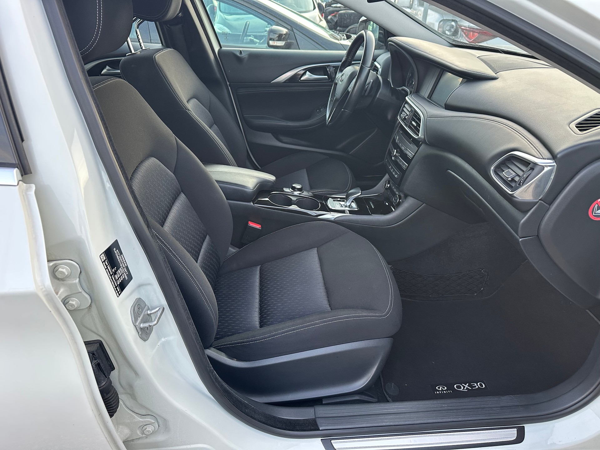INFINITI QX30 2.2d Premium DCT AWD-image-14