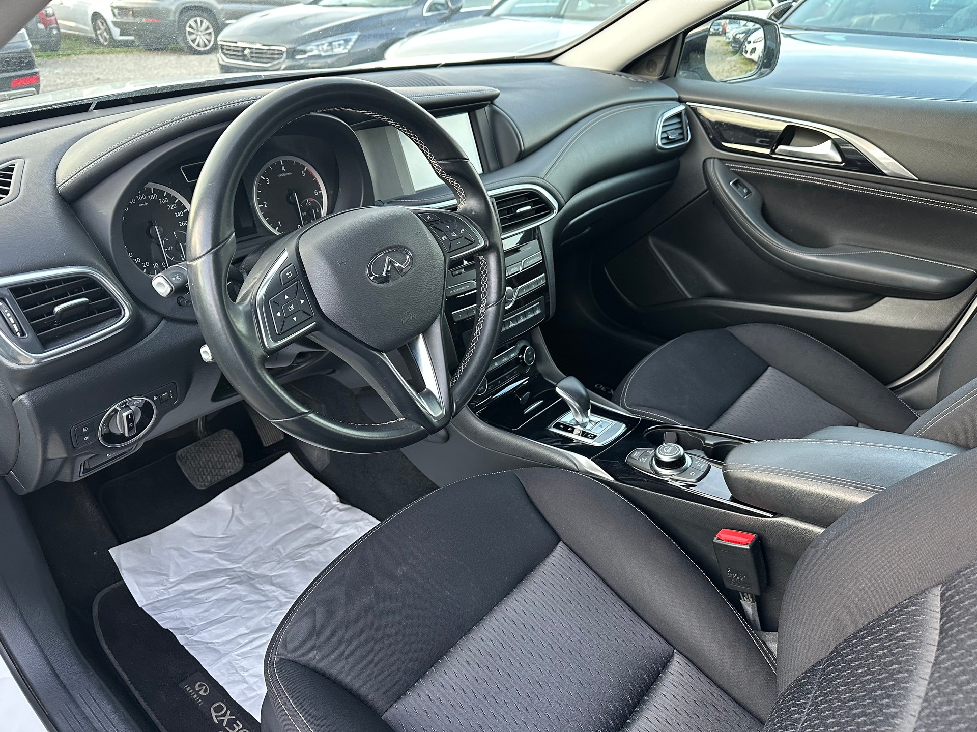 INFINITI QX30 2.2d Premium DCT AWD-image-15