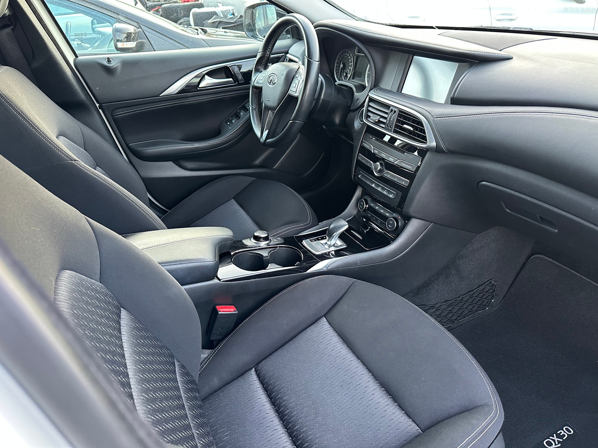 INFINITI QX30 2.2d Premium DCT AWD-image-12