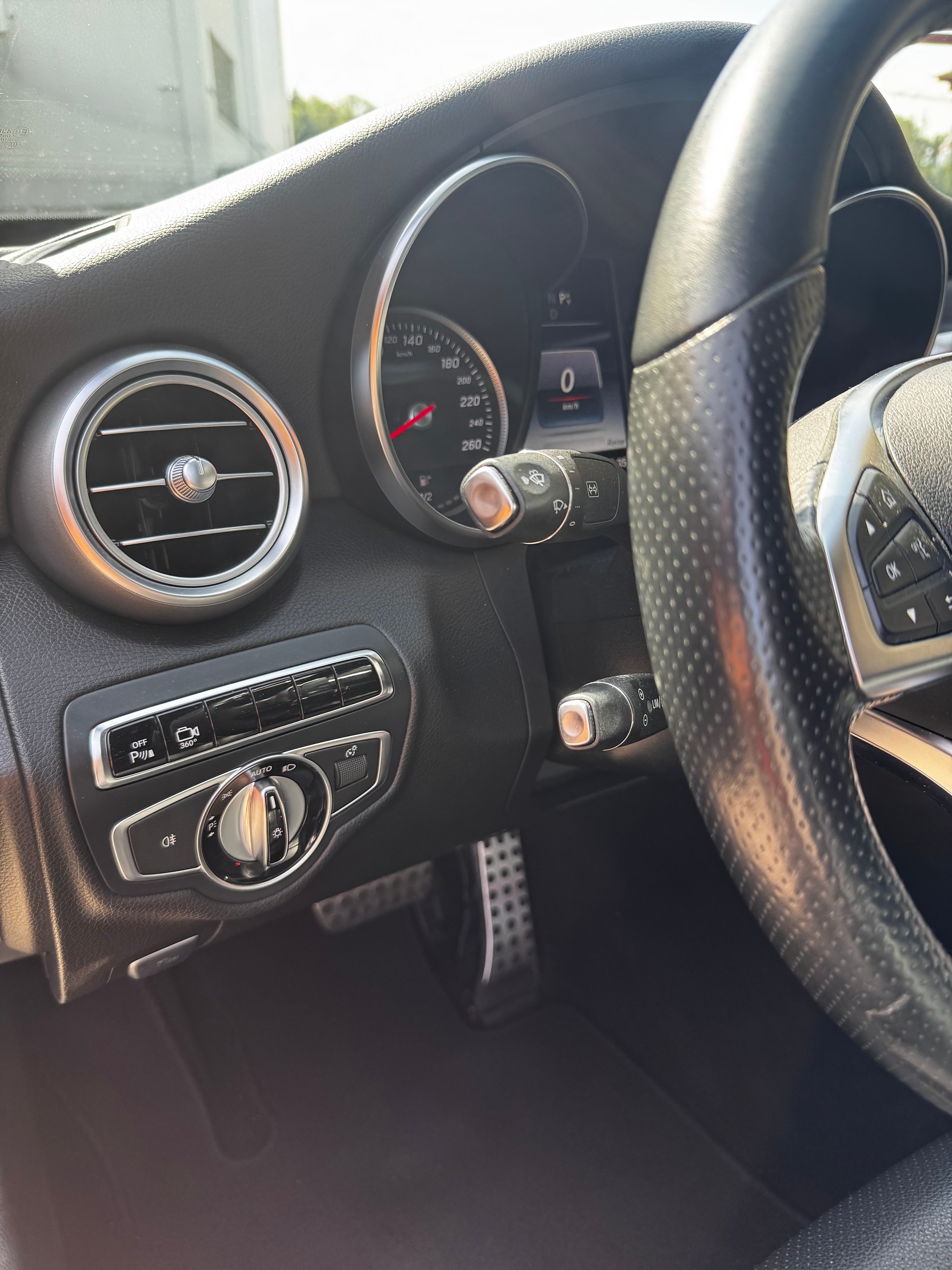 MERCEDES-BENZ C 250 AMG Line-image-8