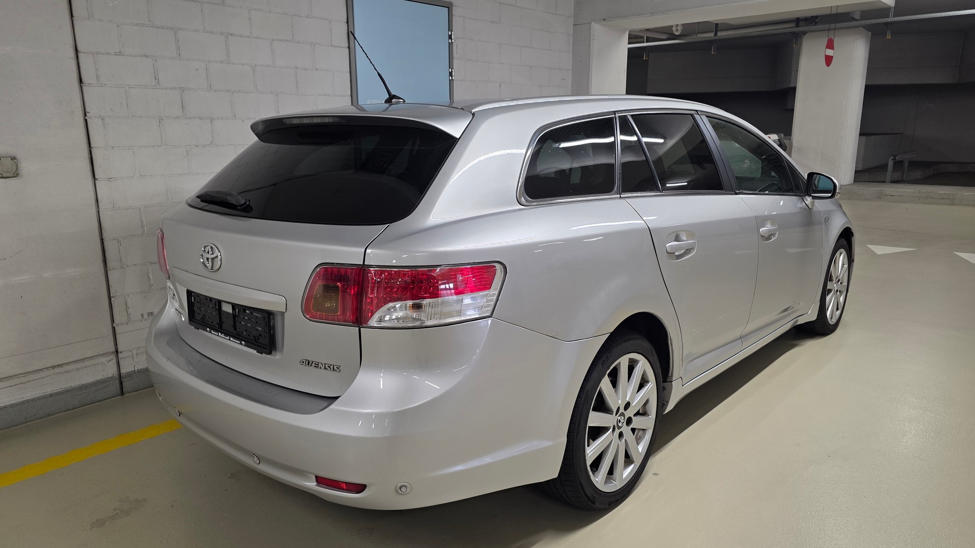 TOYOTA Avensis Sportswagon 2.2D-CAT Linea Sol Premium-image-4