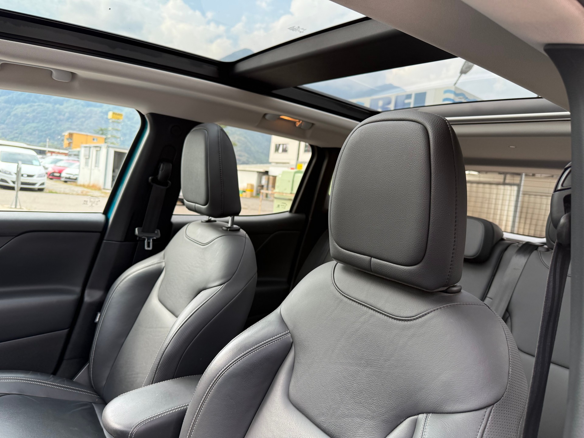 JEEP Renegade 1.3 Turbo Limited AWD-image-13
