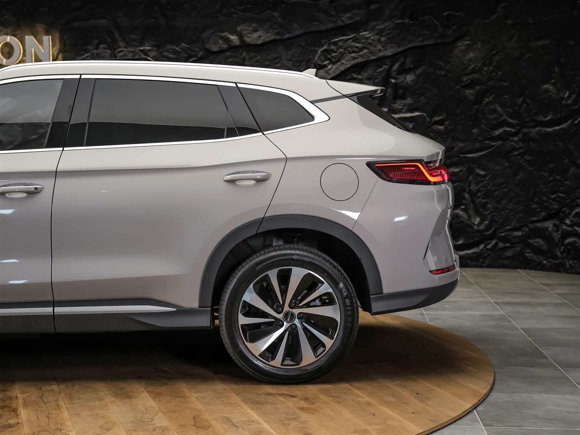 BYD Seal U DM-i Design AWD *Werksgarantie*Panorama*Sitzbelüftung*360° Kamera*-image-18