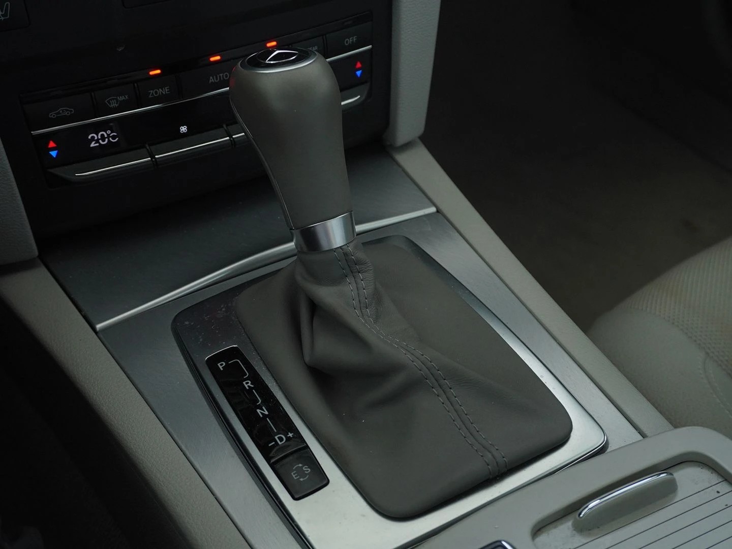 MERCEDES-BENZ E 250 CGI BlueEfficiency Automatic-image-7