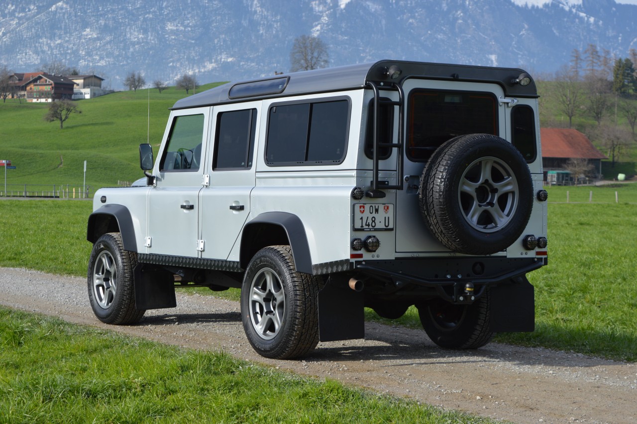 LAND ROVER Defender 110 2.2 TD4 SW Legend Avus Performance-image-7