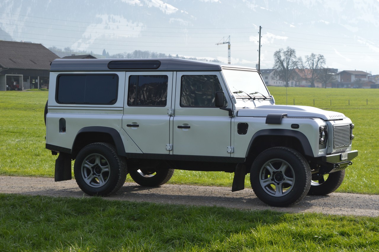 LAND ROVER Defender 110 2.2 TD4 SW Legend Avus Performance-image-2