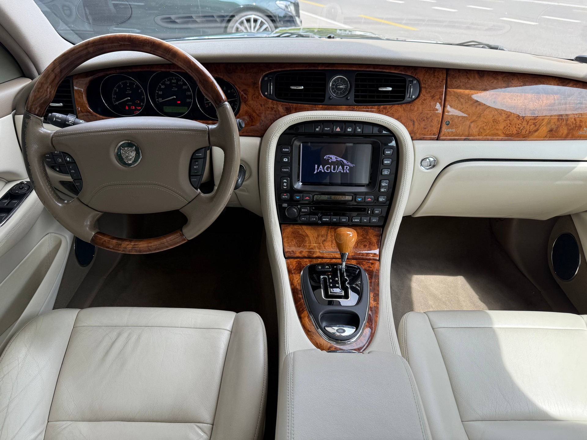 JAGUAR XJ8 4.2 V8 Executive-image-6