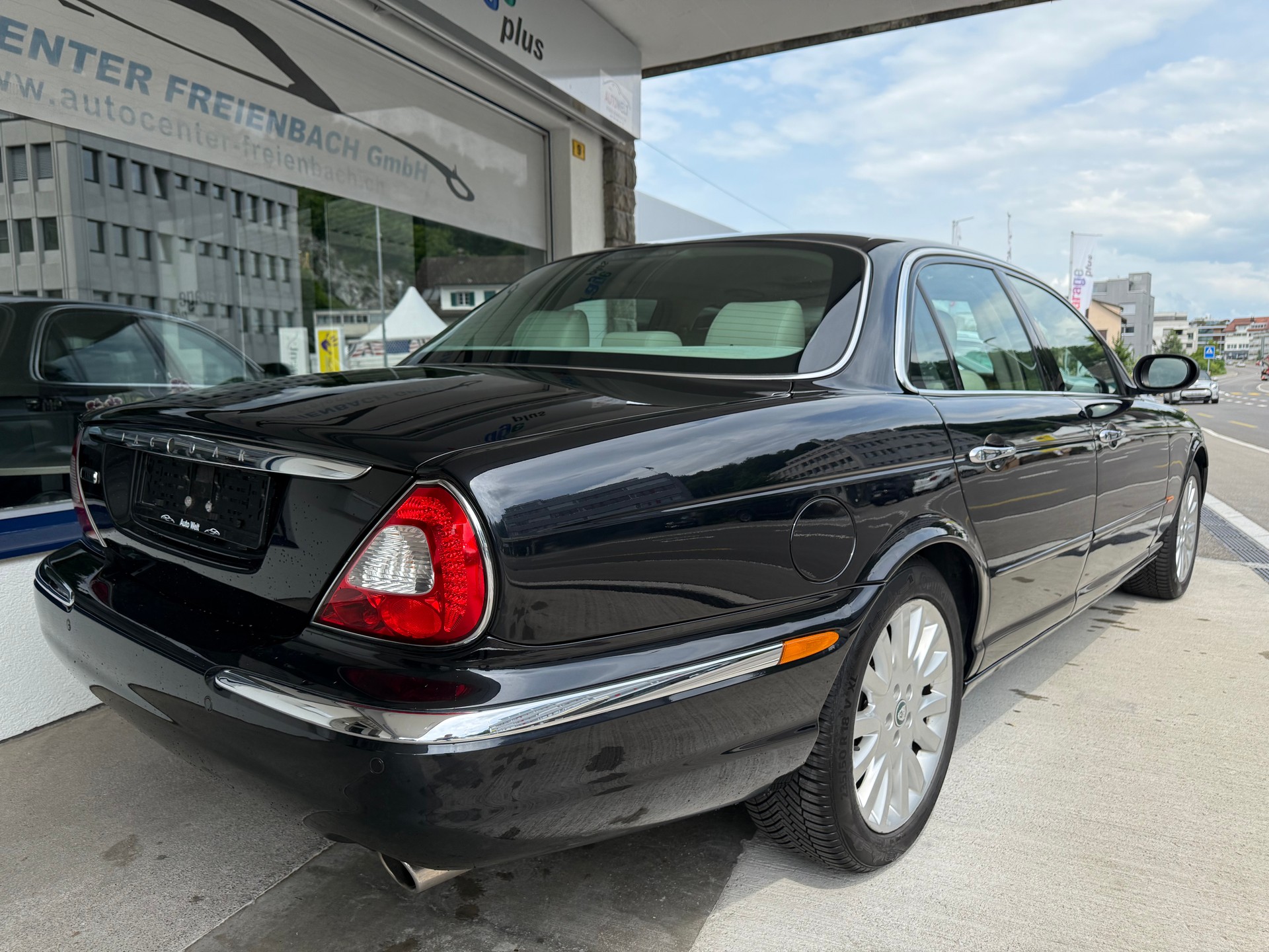 JAGUAR XJ8 4.2 V8 Executive-image-4