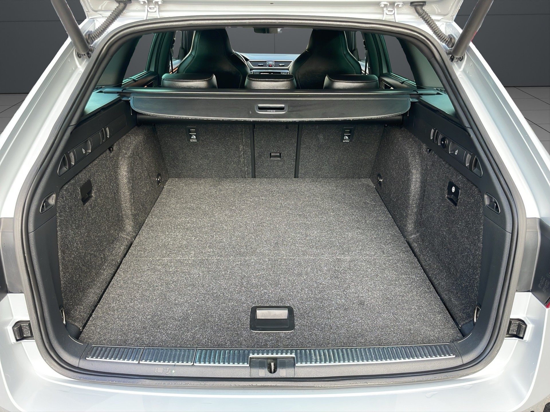 SKODA Superb Combi 2.0 TDi SportLine Ambition 4x4 DSG-image-11