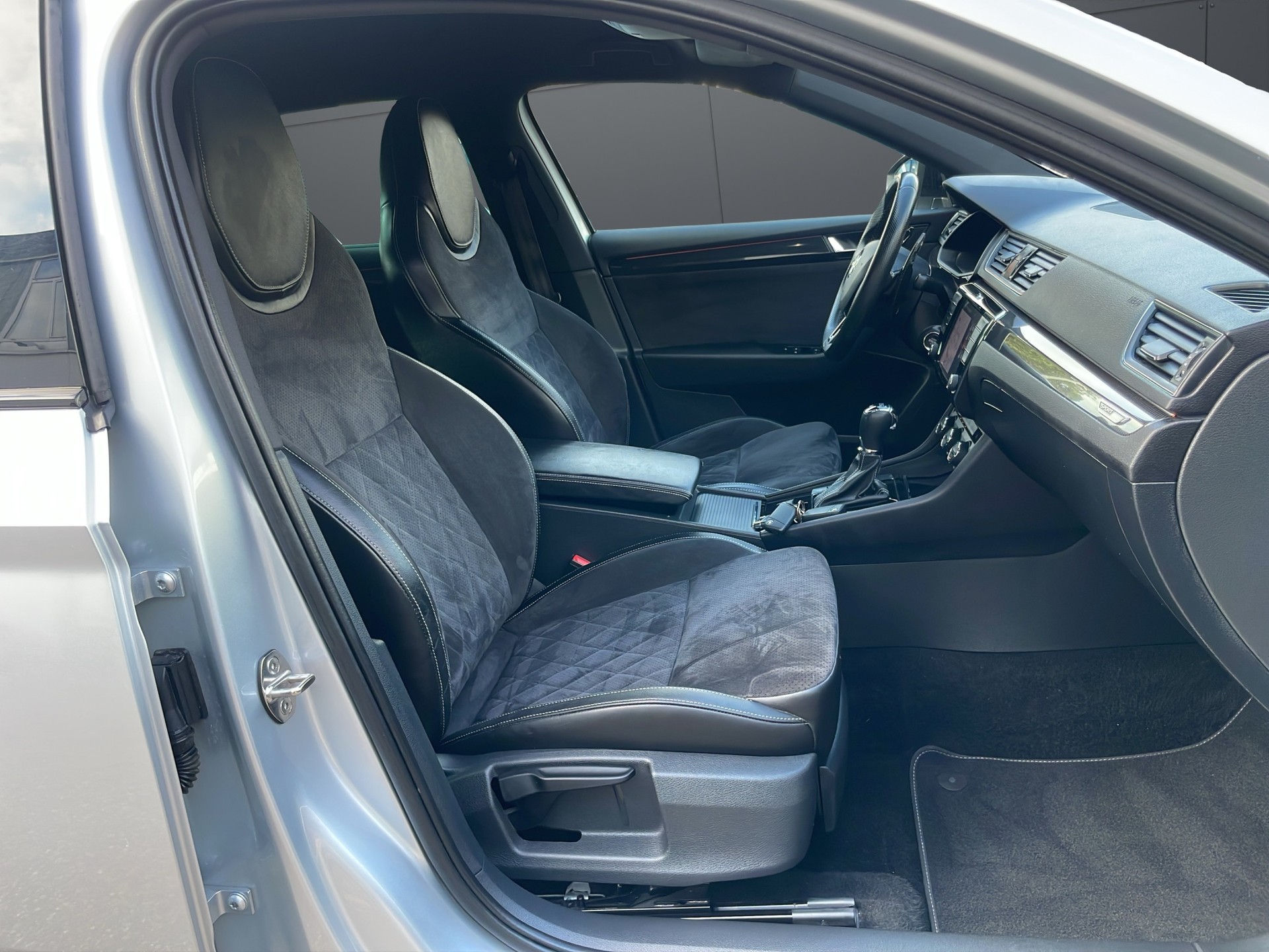 SKODA Superb Combi 2.0 TDi SportLine Ambition 4x4 DSG-image-6