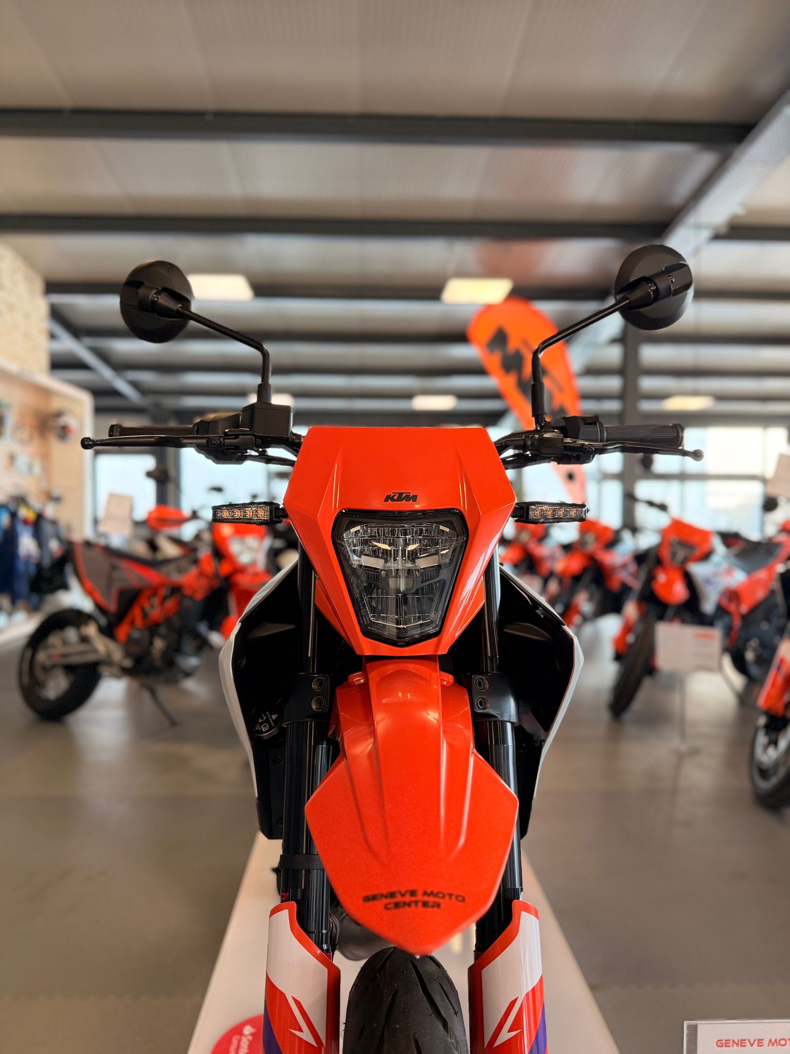 KTM 390 SMC R 2026-showroom-element-1
