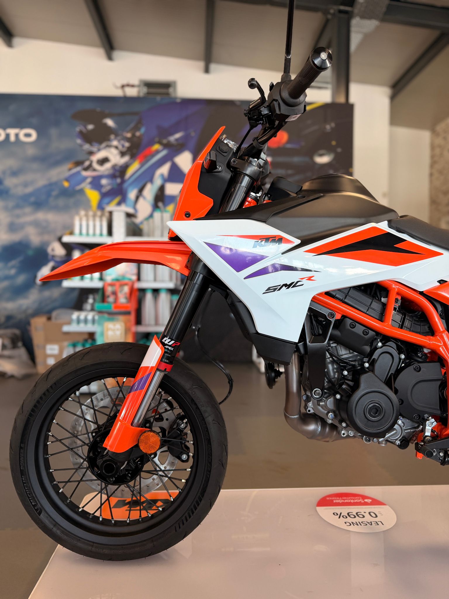 KTM 390 SMC R 2026-showroom-element-2