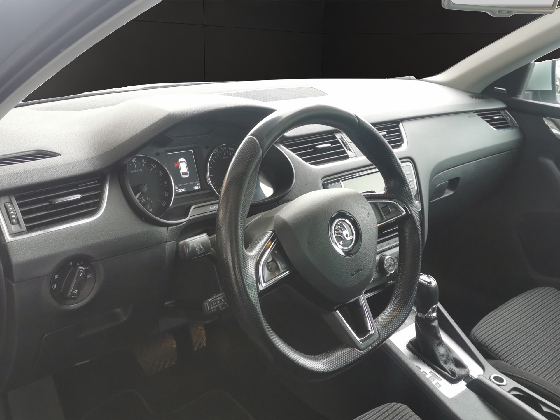 SKODA Octavia Combi 2.0 TDI Style 4x4 DSG-image-9