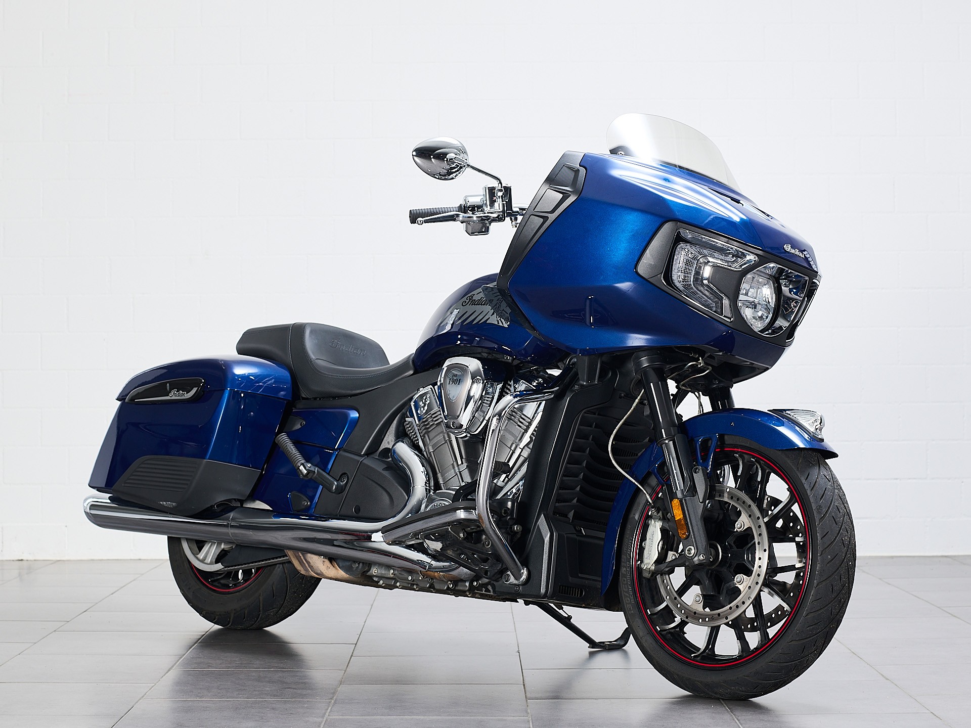 INDIAN Challenger Limited-showroom-element-1