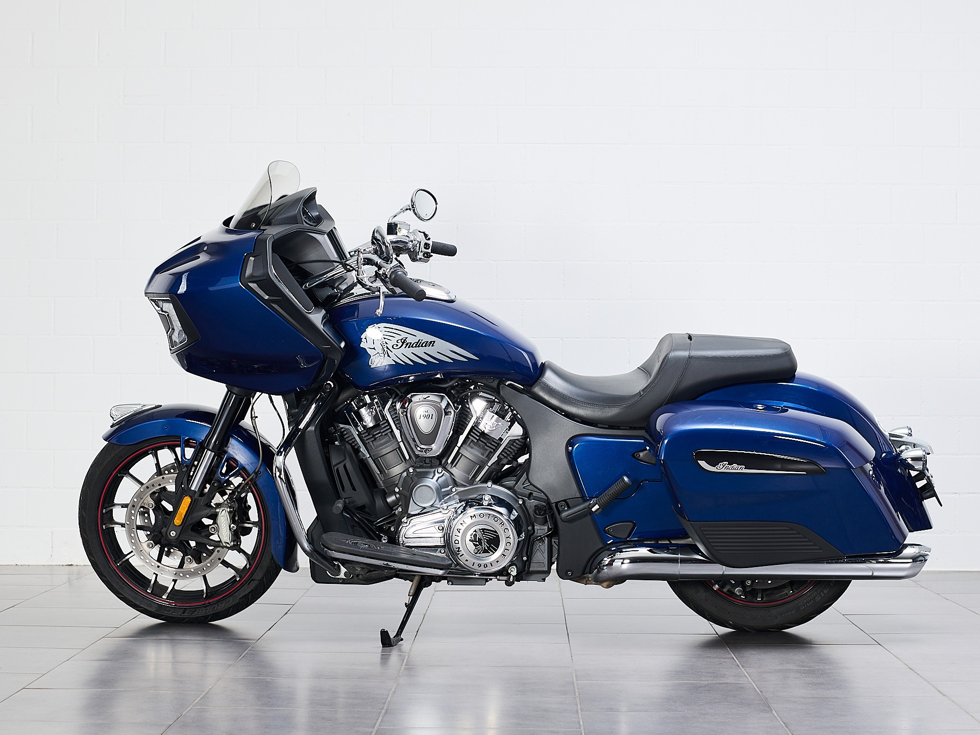 INDIAN Challenger Limited-showroom-element-2