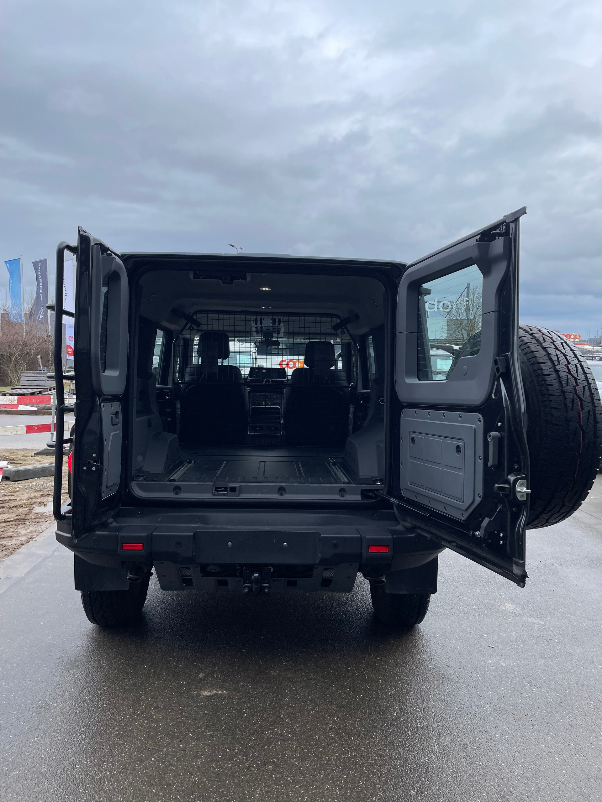 INEOS Grenadier 3.0D Utility Wagon 2-Sitz-image-3