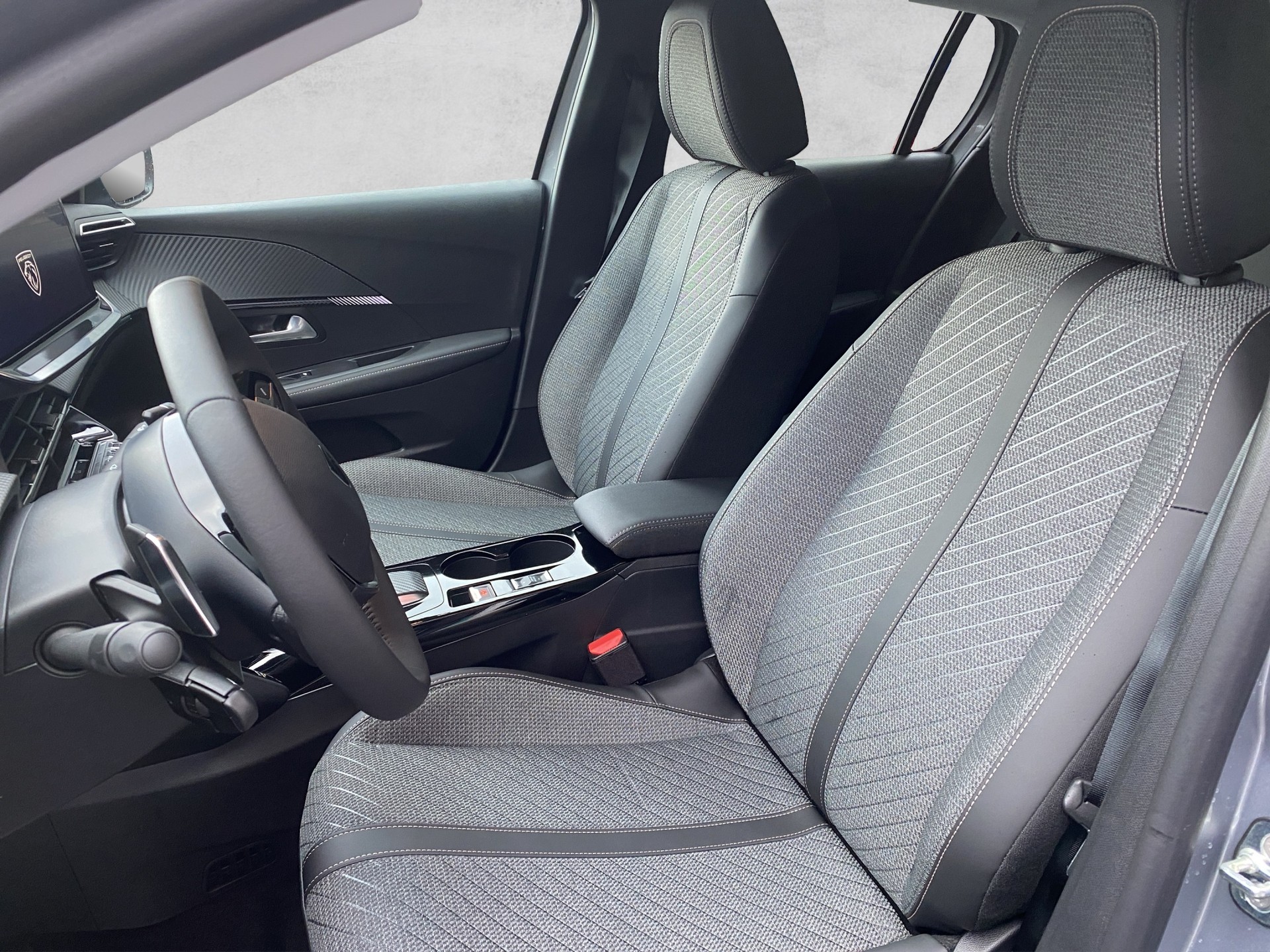 PEUGEOT 208 1.2 MHEV Allure-image-5