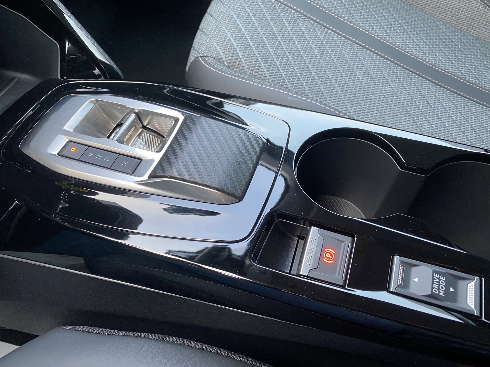PEUGEOT 208 1.2 MHEV Allure-image-11