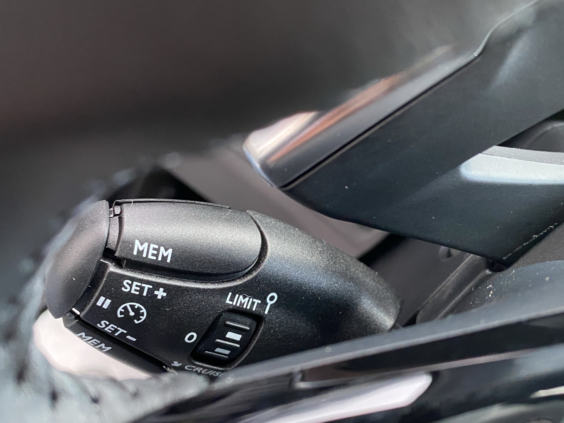 PEUGEOT 208 1.2 MHEV Allure-image-8