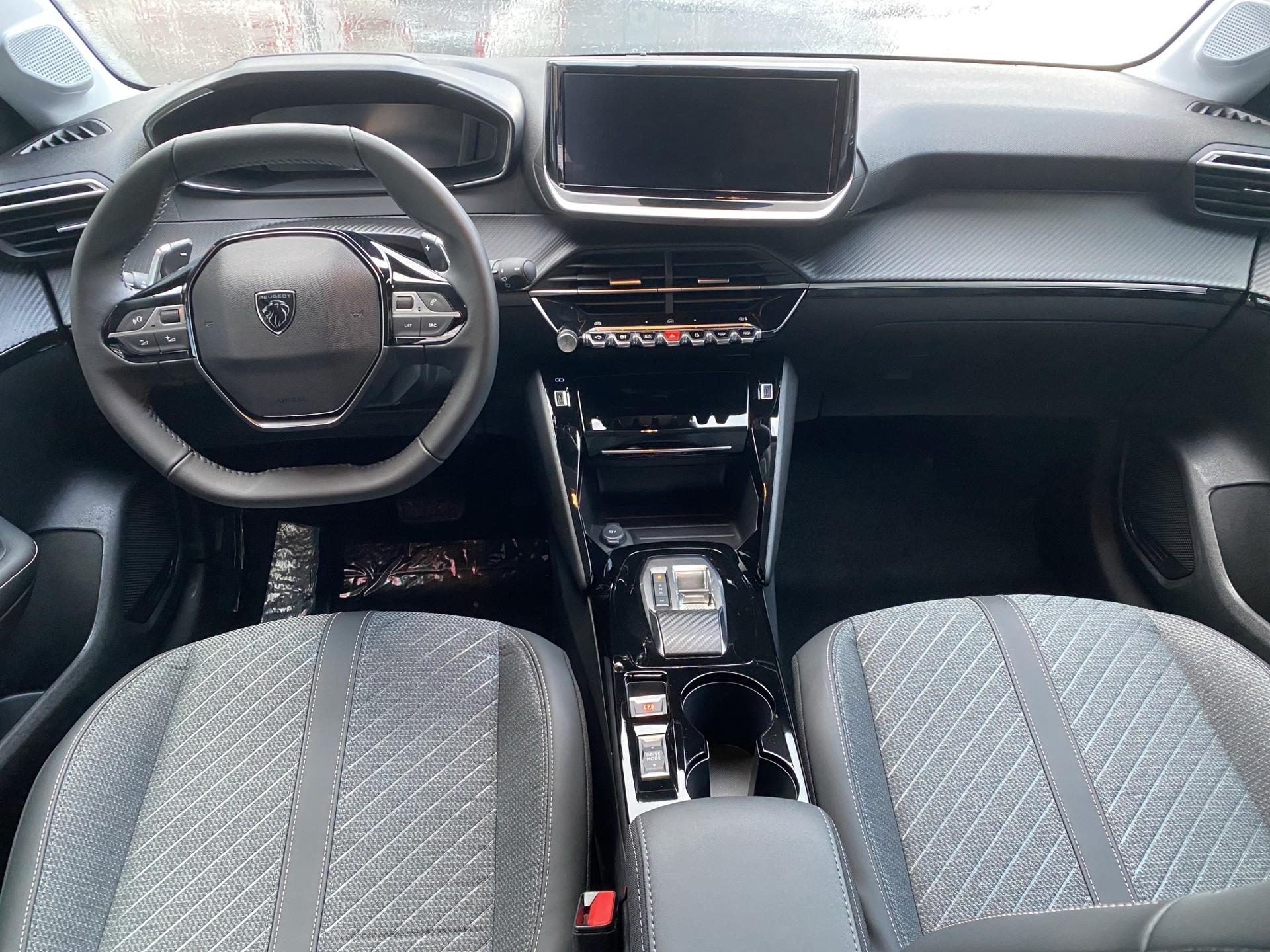 PEUGEOT 208 1.2 MHEV Allure-image-6